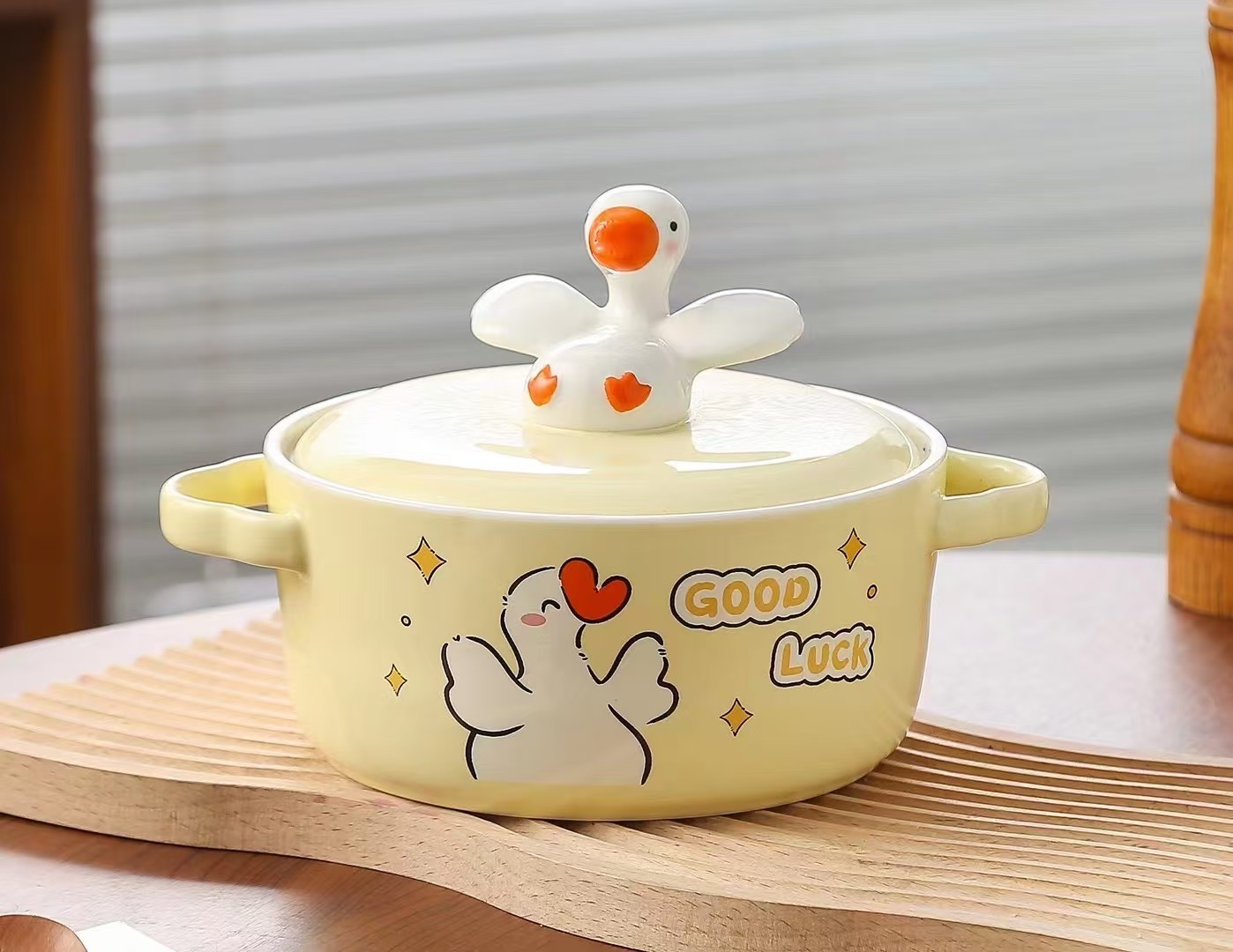 Fun cartoon goose instant noodle bowl with cartoon goose lid, porcelain bowl, ceramic bowl Application Scenario
