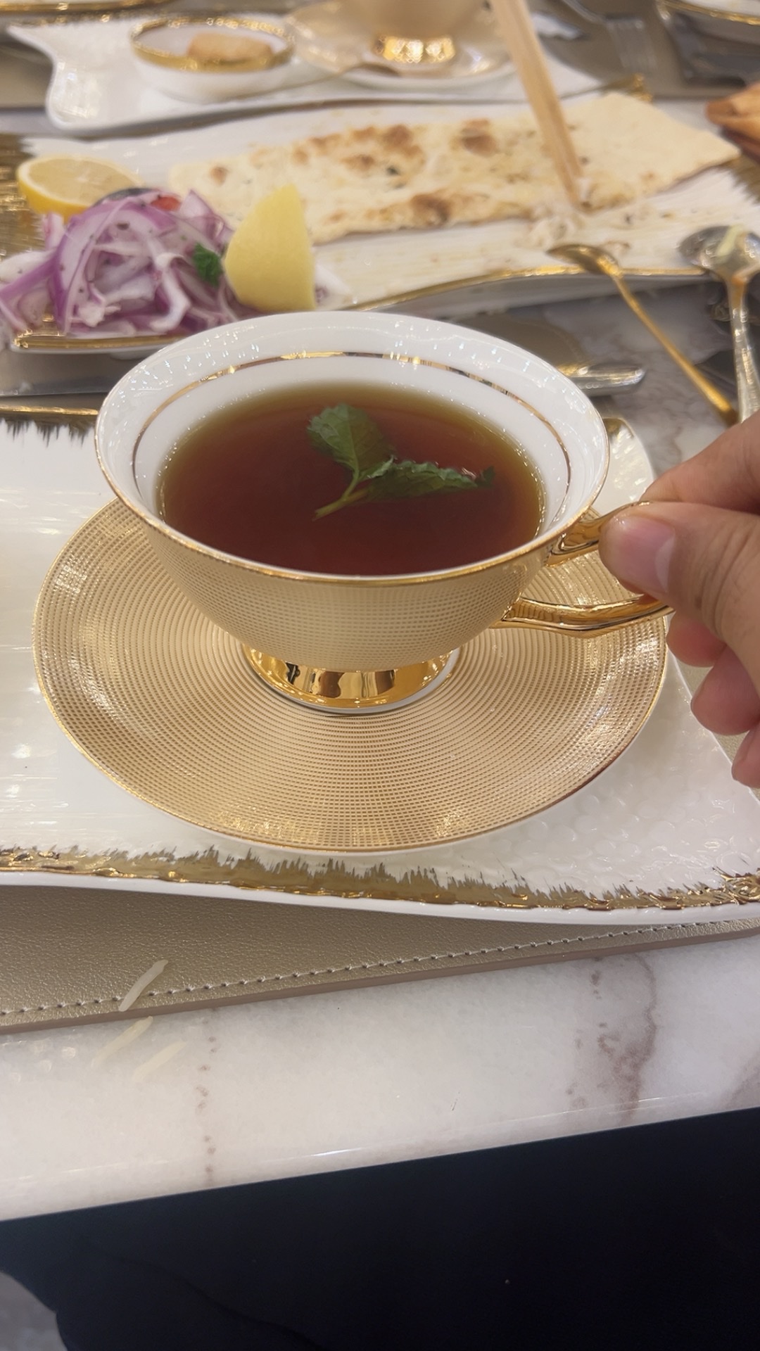 高档轻奢欧式风格碗碟套装 配编制框果盘 骨头发卡装饰 美观实用家居餐具产品图