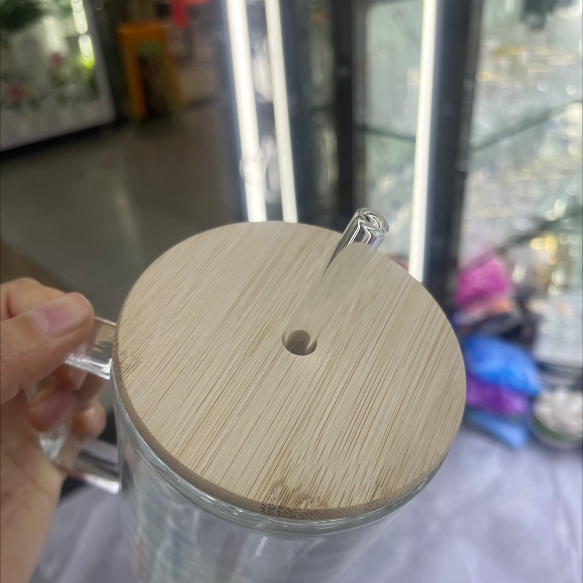 The glass vase is an exquisite glass handicraft with a unique glass marble design. The glass ashtray has diverse functions and is a home decoration Specification image