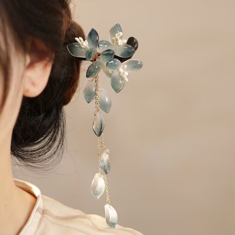 The main material of the sandalwood hairpin is hand-carved wooden hairpin. It is a simple ancient-style hair accessory and an elegant headwear for ladies