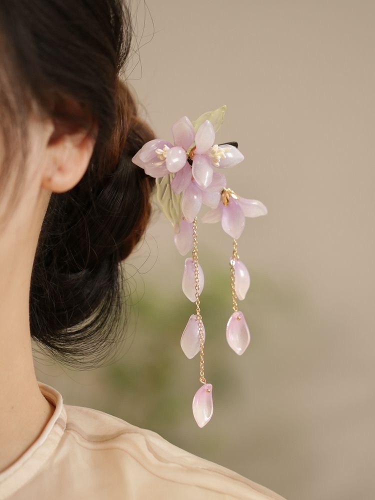 The main material of the sandalwood hairpin is made of pure wood. It is an elegant ancient-style lady's hair accessory and a high-end handcrafted wooden hairpin