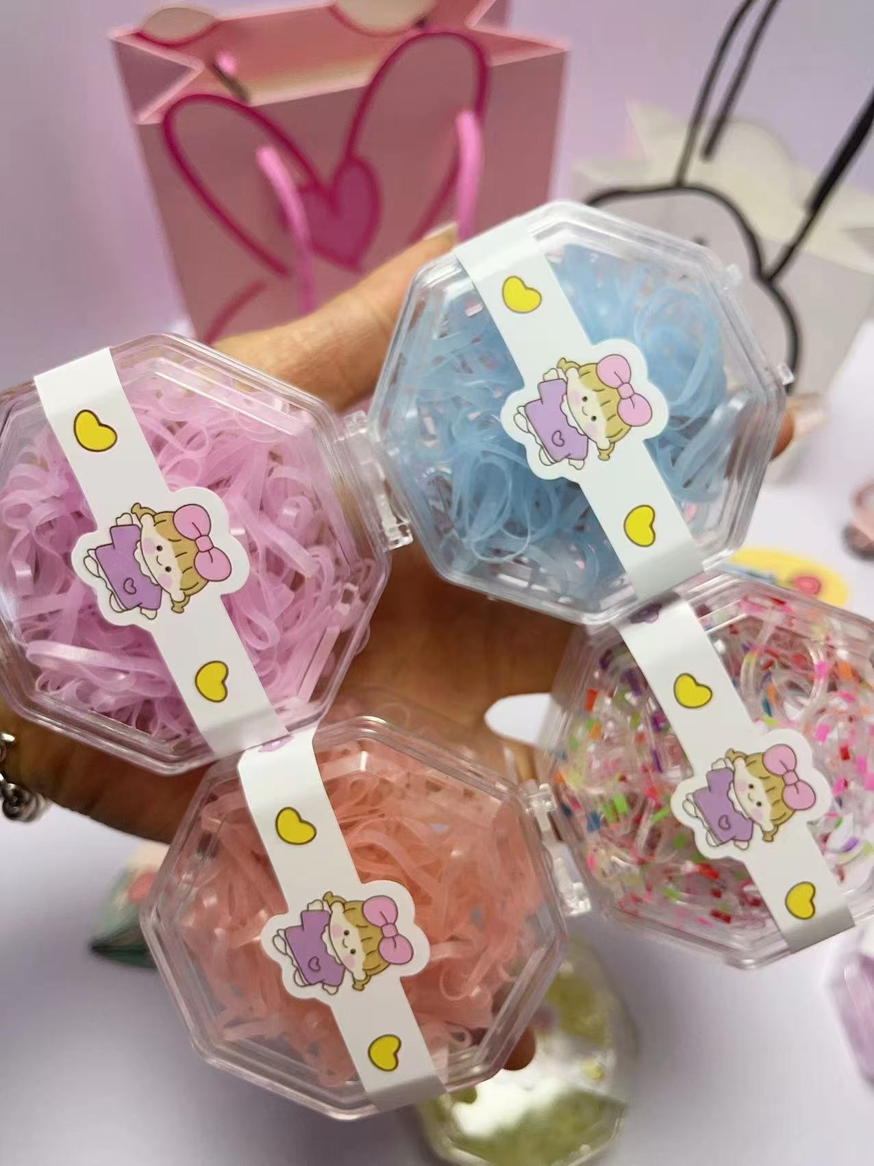 The rubber-made rubber band for children does no harm to hair quality. The rubber band for hair fixation has a moderate hardness and is durable details Picture