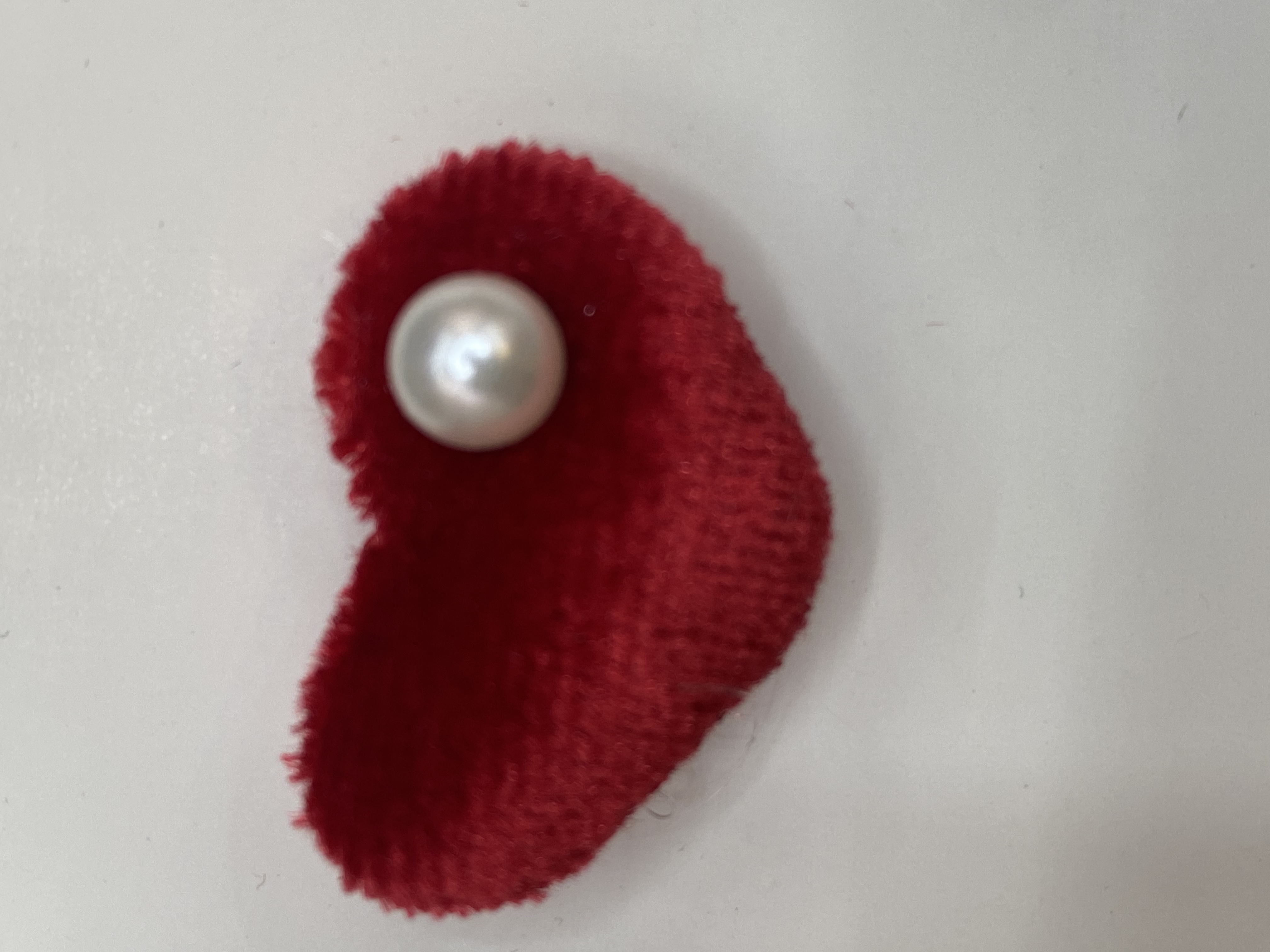 A simple, cute and versatile golden velvet heart and pearl children's hair clip accessory, a bestseller for autumn and winter new clothing and accessories details Picture