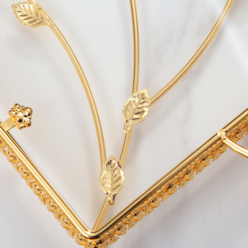 European-style furniture storage trays, cross-border creative and fashionable candy trays, iron light luxury multi-functional retro fruit trays, handicraft ornaments Application Scenario