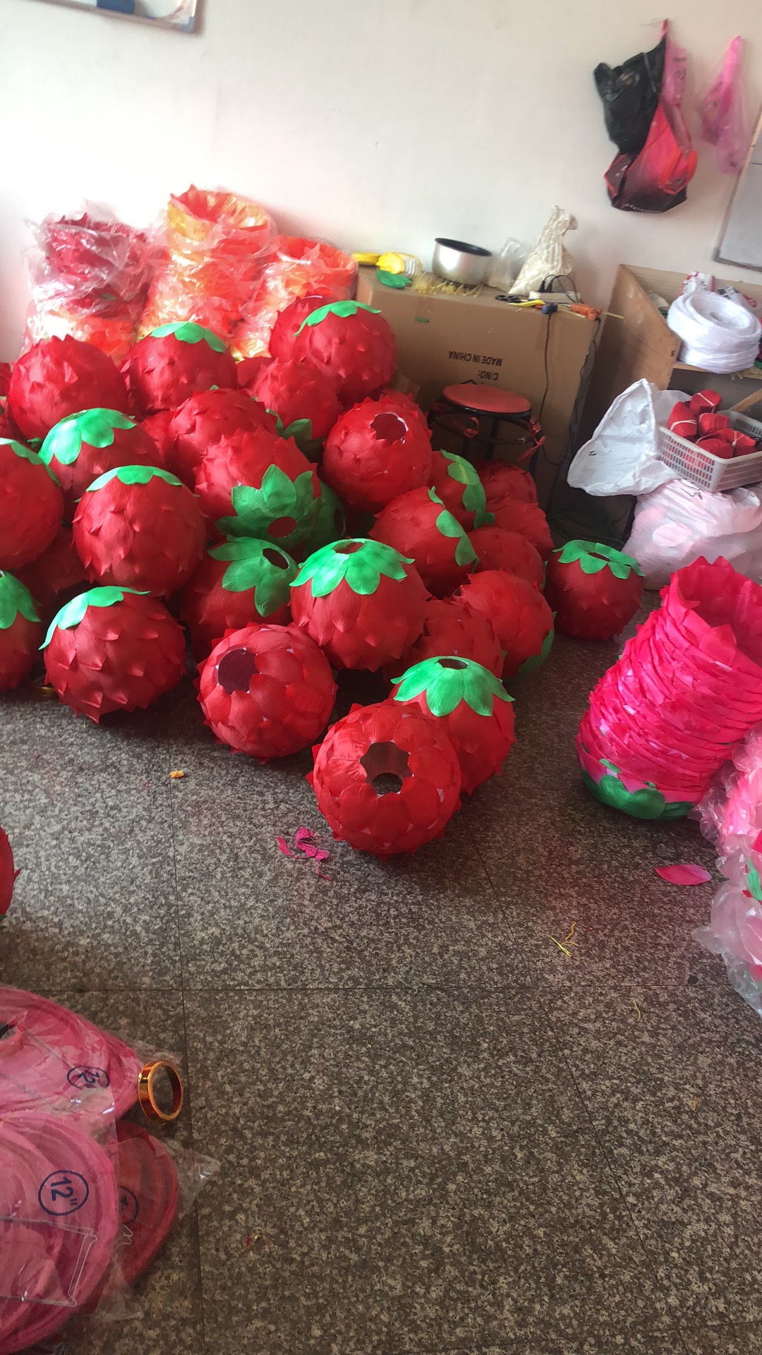 The master of New Year gift floral art has meticulously designed artificial flower rattan strips for wedding background wall decoration, creating a festive atmosphere and arranging artworks details Picture