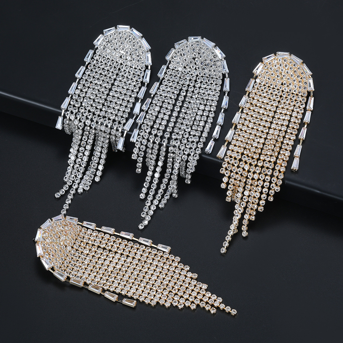 The dazzling tassel earrings exude a sense of high-end quality. The unique design of the ear clips is a fashionable lady's accessory and an elegant ear accessory