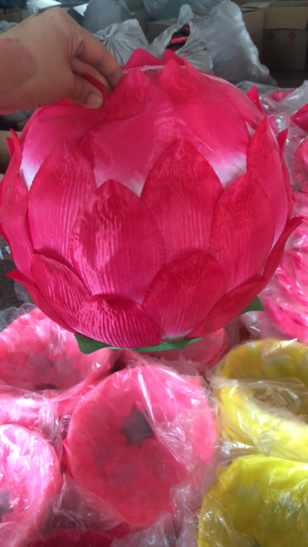 The master of New Year gift floral art has meticulously designed artificial flower rattan strips for wedding background wall decoration, creating a festive atmosphere and arranging artworks Specification image