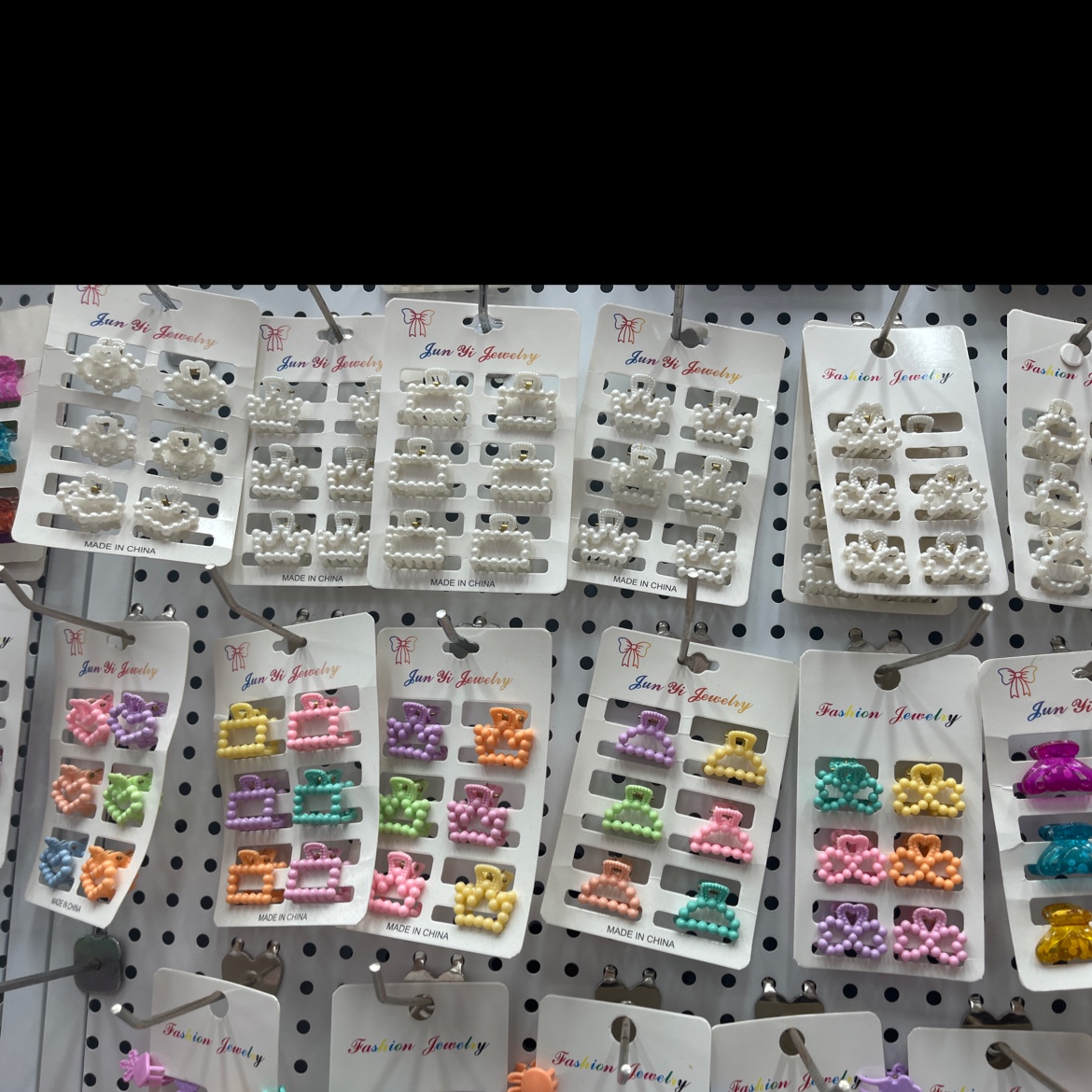 Creative accessory hair clips, flocked hair clips, unique design, fashionable hair accessories, simple and elegant headwear, ladies' preferred choice. Shark clips, duckbill clips, duckbill clips, duckbill clips, scratch clips, scratch clips, New Year red hair clips, New Year red