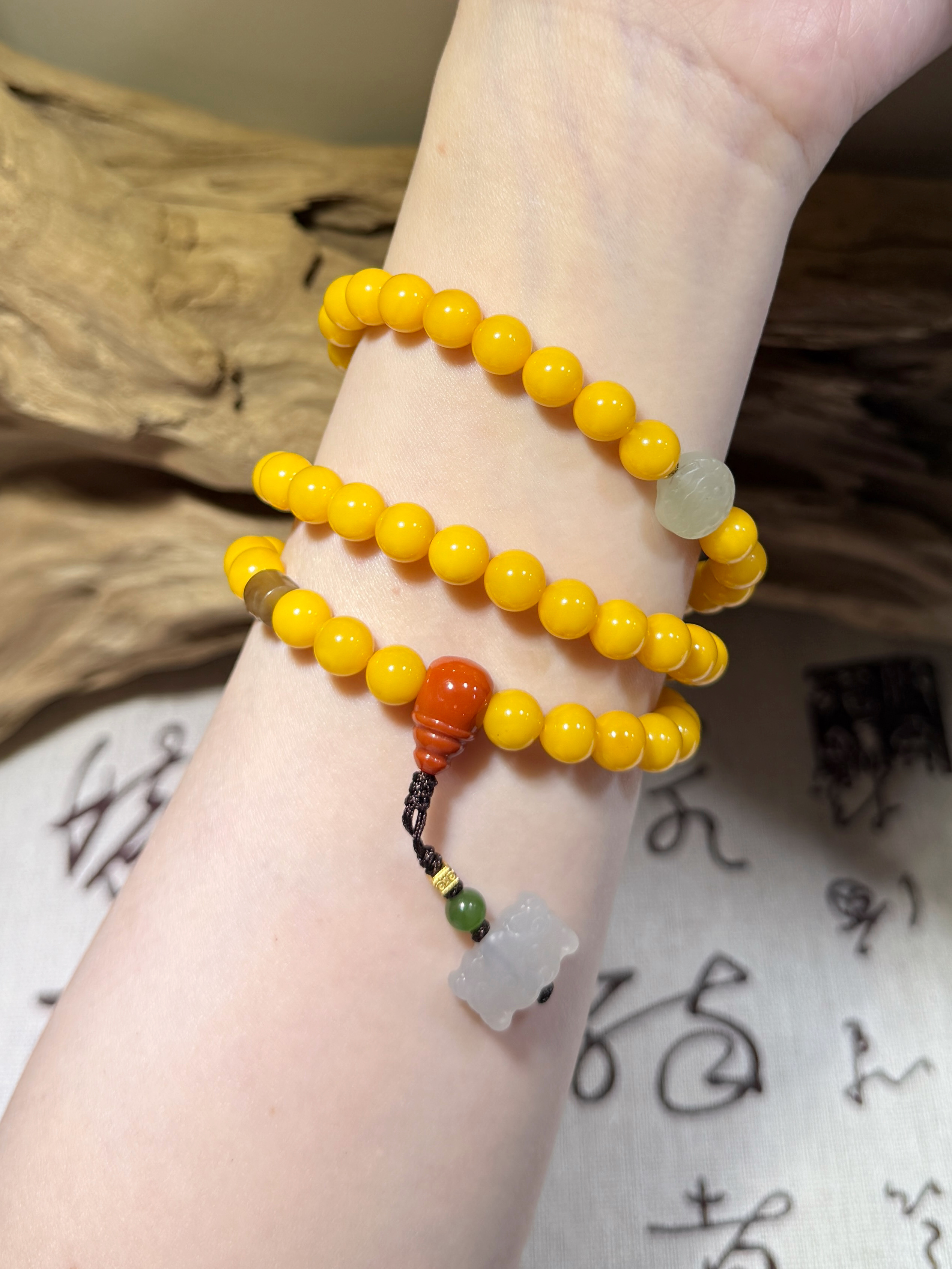 Natural Baltic amber bracelet, amber-designed bracelet, cultural and recreational jewelry Application Scenario