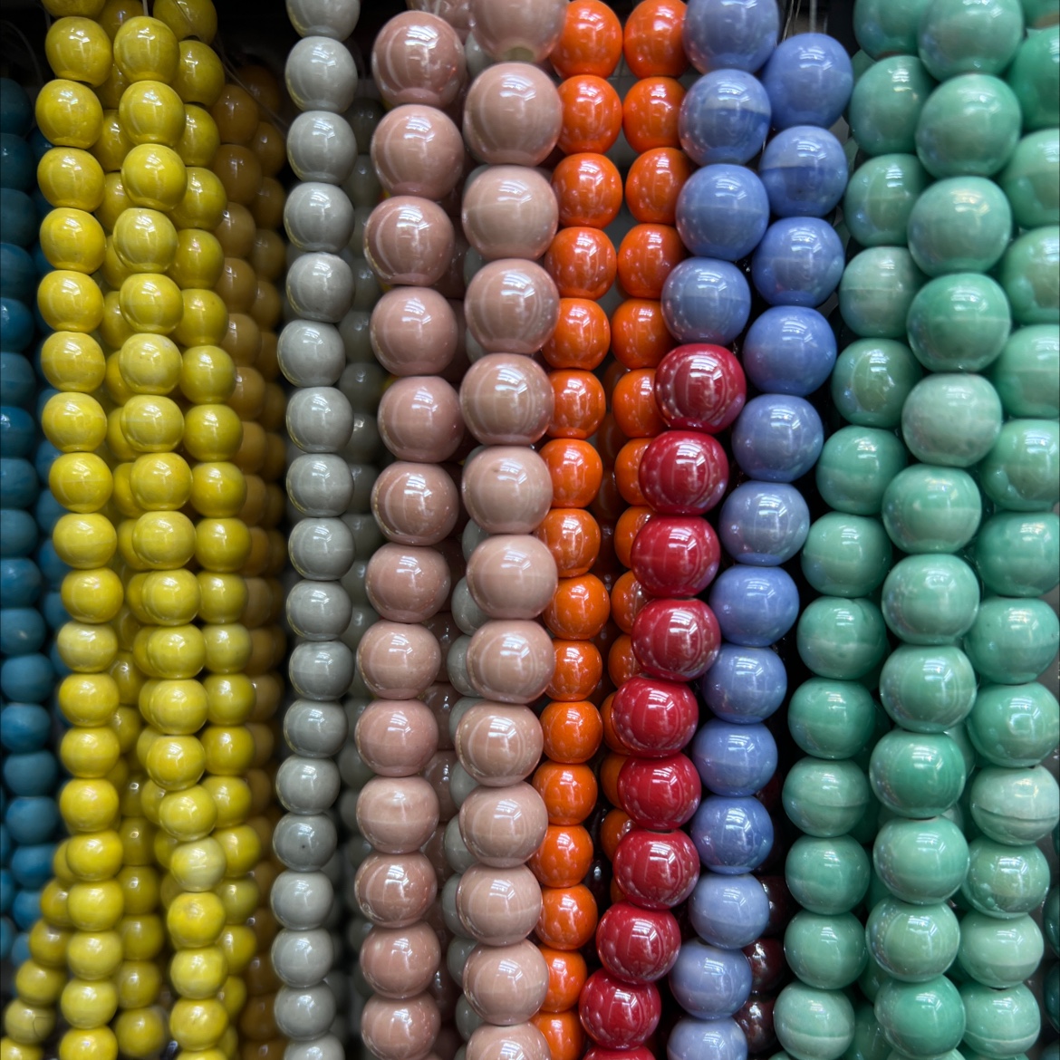 国潮厂家直销陶瓷珠异形珠子手工DIY网红款热门爆款亮珠陶瓷手链图