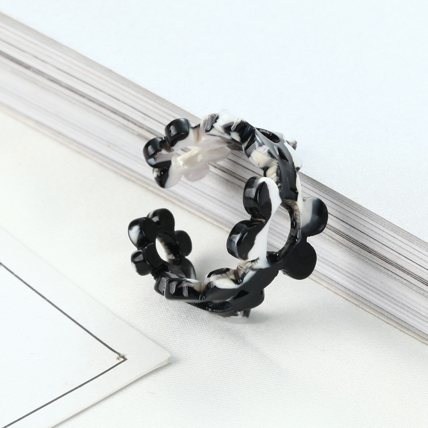 New Yiwu Trade City jewelry factory direct sales, European and American cross-border best-selling retro colored rings, uniform size acetate board open ring, new plum blossom black and white ring jewelry Specification image