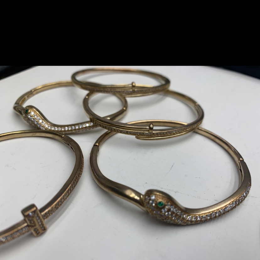 手镯毛胚铜锆石镶嵌工厂直销时尚款蛇款款式多白底实物图