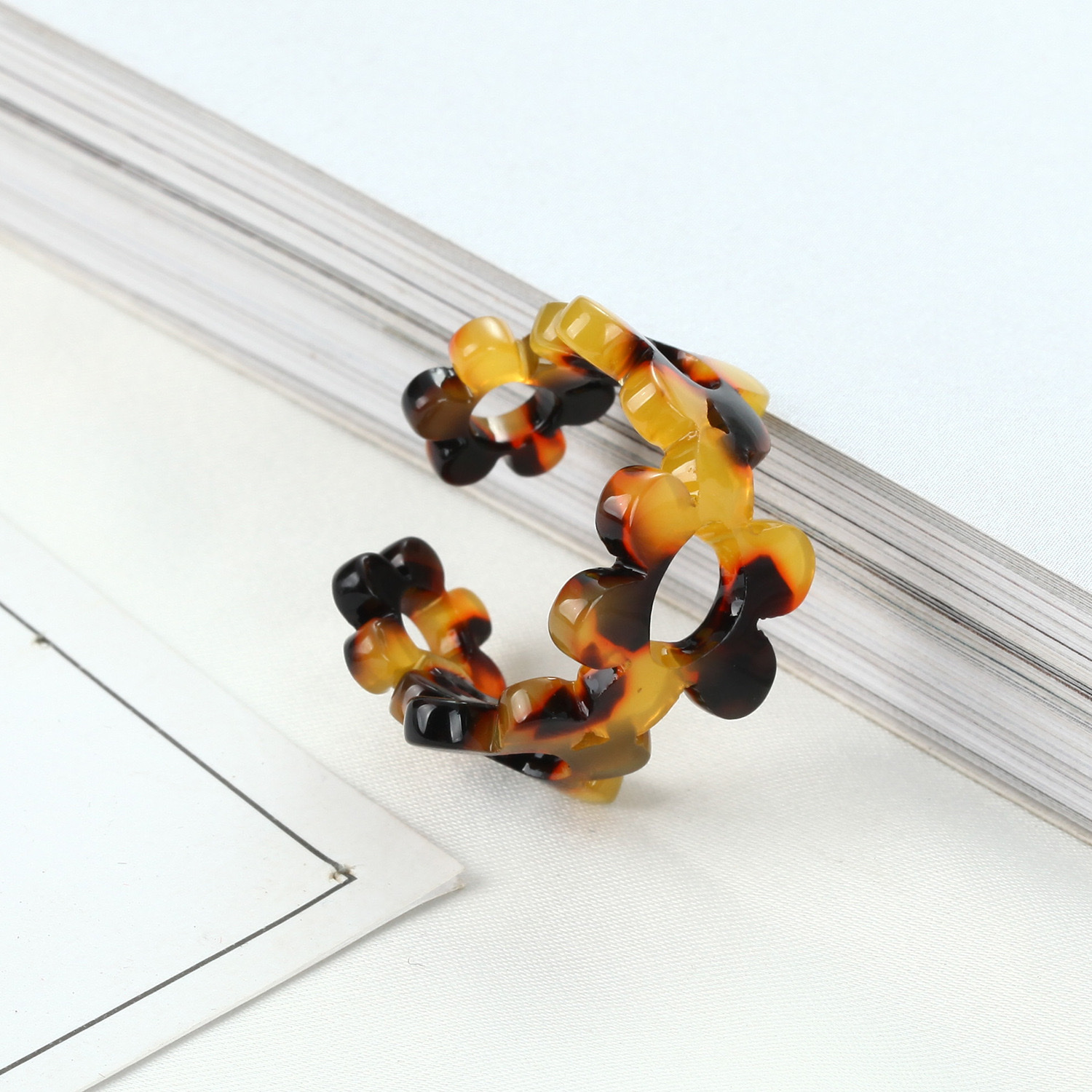 New Yiwu Trade City jewelry factory direct sales, European and American cross-border best-selling retro colored rings, uniform size acetate board open ring, new plum blossom black and white ring jewelry Application Scenario