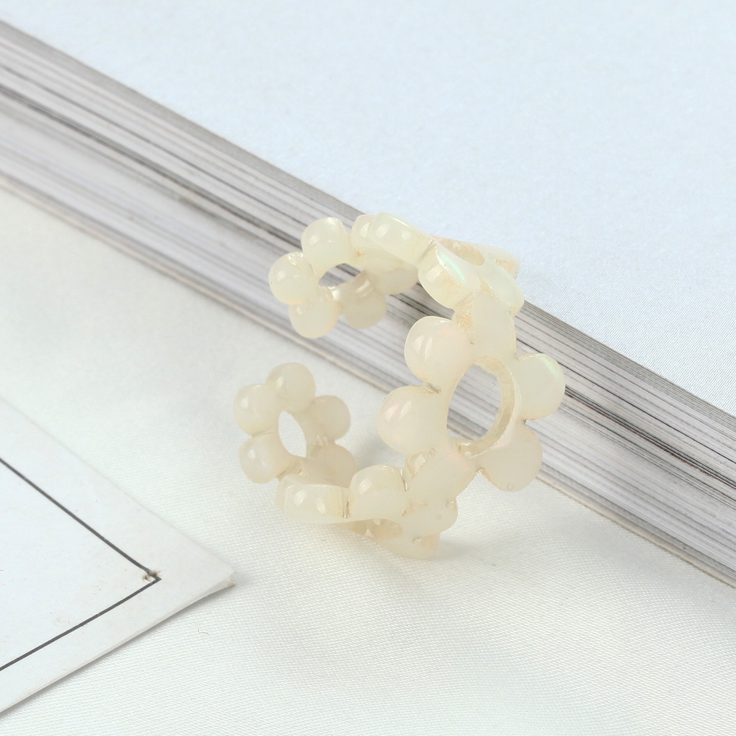 New Yiwu Trade City jewelry factory direct sales, European and American cross-border best-selling retro colored rings, uniform size acetate board open ring, new plum blossom black and white ring jewelry detail image 10