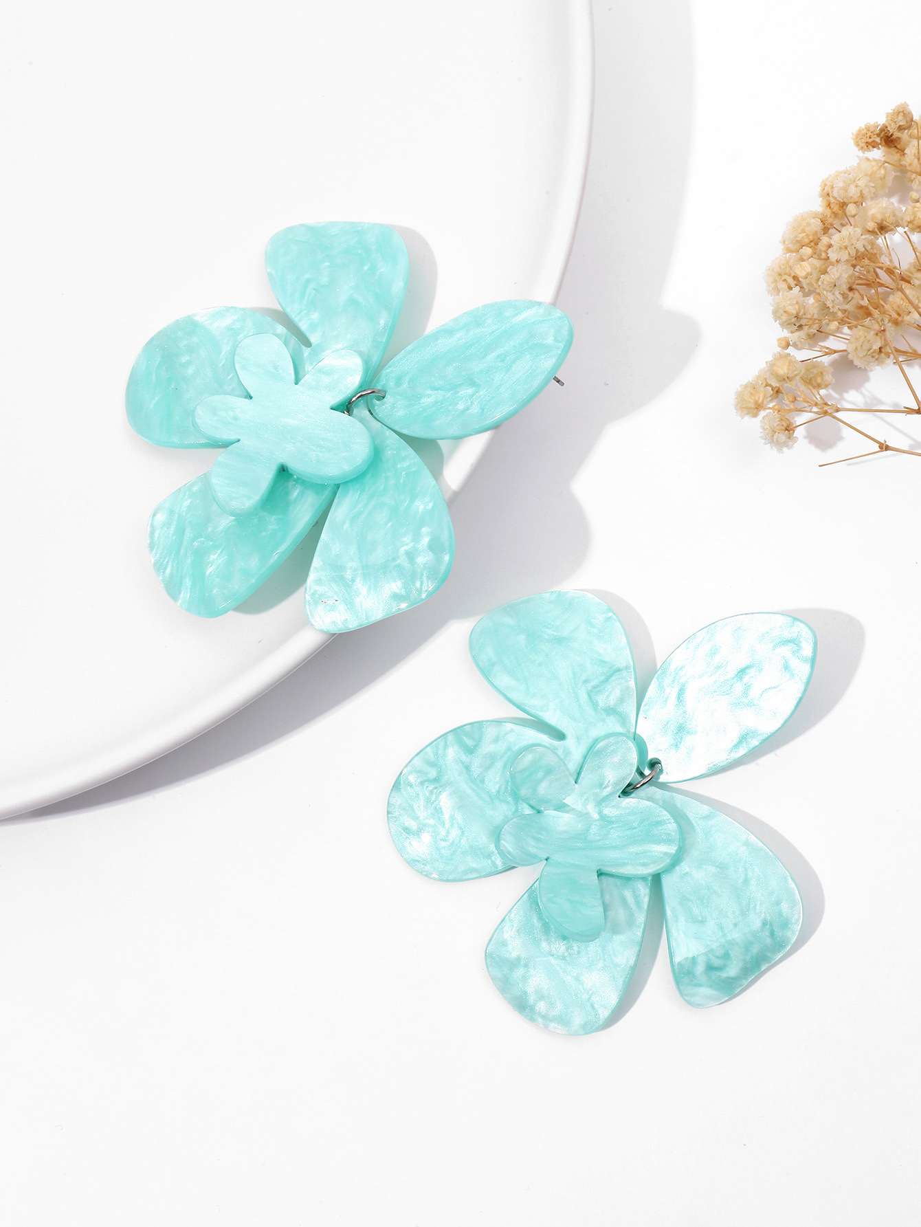In 2024, the best-selling cross-border e-commerce items include exaggerated creative acrylic large flower earrings, European and American personalized vacation style acetate sheet flower earrings and earrings detail image 7