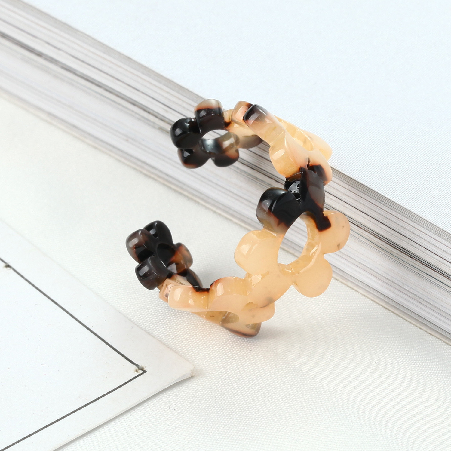 New Yiwu Trade City jewelry factory direct sales, European and American cross-border best-selling retro colored rings, uniform size acetate board open ring, new plum blossom black and white ring jewelry detail image 9