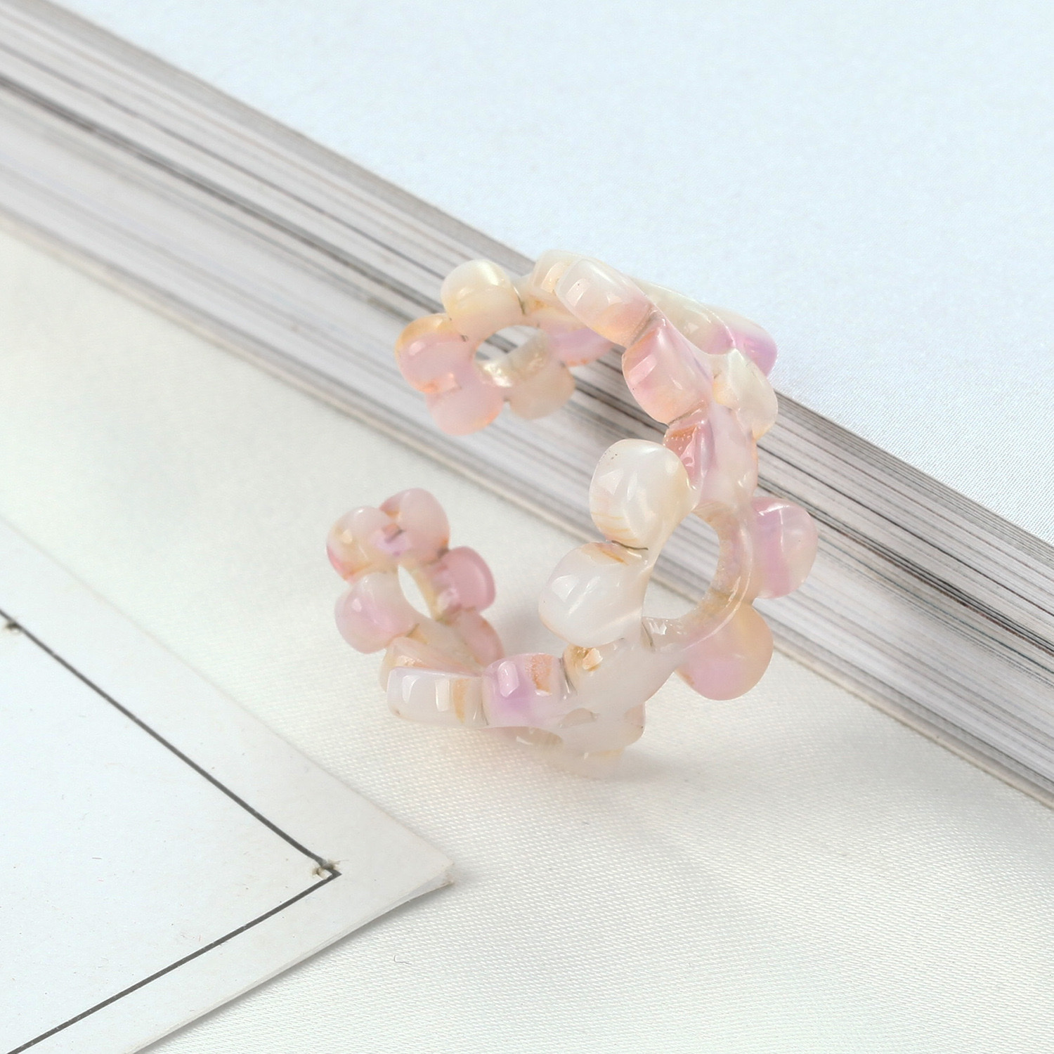 New Yiwu Trade City jewelry factory direct sales, European and American cross-border best-selling retro colored rings, uniform size acetate board open ring, new plum blossom black and white ring jewelry detail image 8