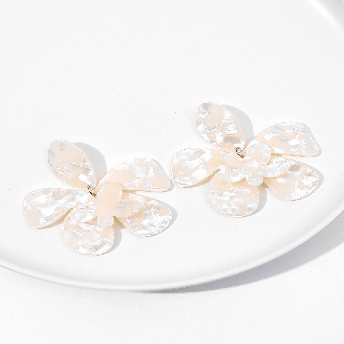 In 2024, the best-selling cross-border e-commerce items include exaggerated creative acrylic large flower earrings, European and American personalized vacation style acetate sheet flower earrings and earrings detail image 6