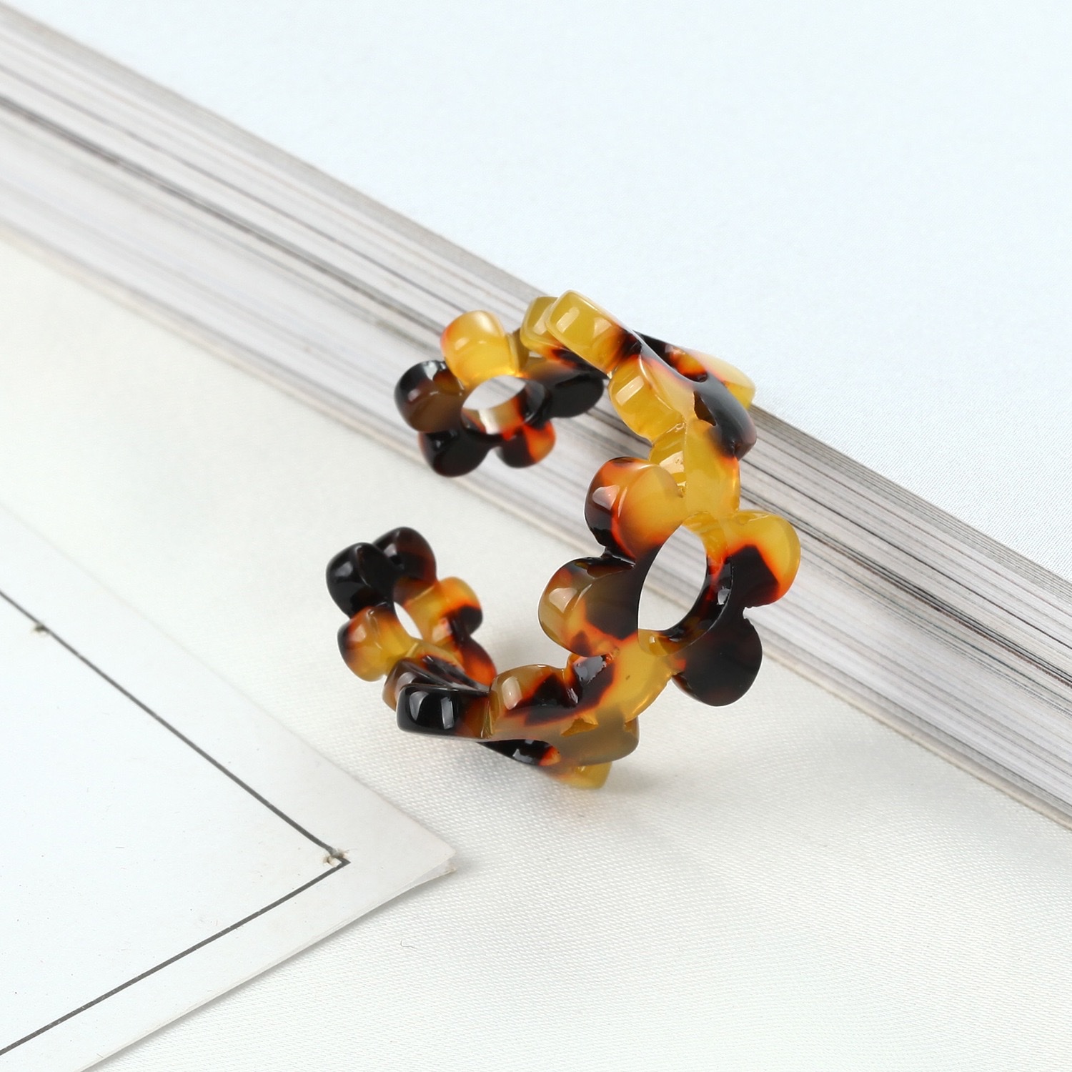 New Yiwu Trade City jewelry factory direct sales, European and American cross-border best-selling retro colored rings, uniform size acetate board open ring, new plum blossom black and white ring jewelry detail image 7