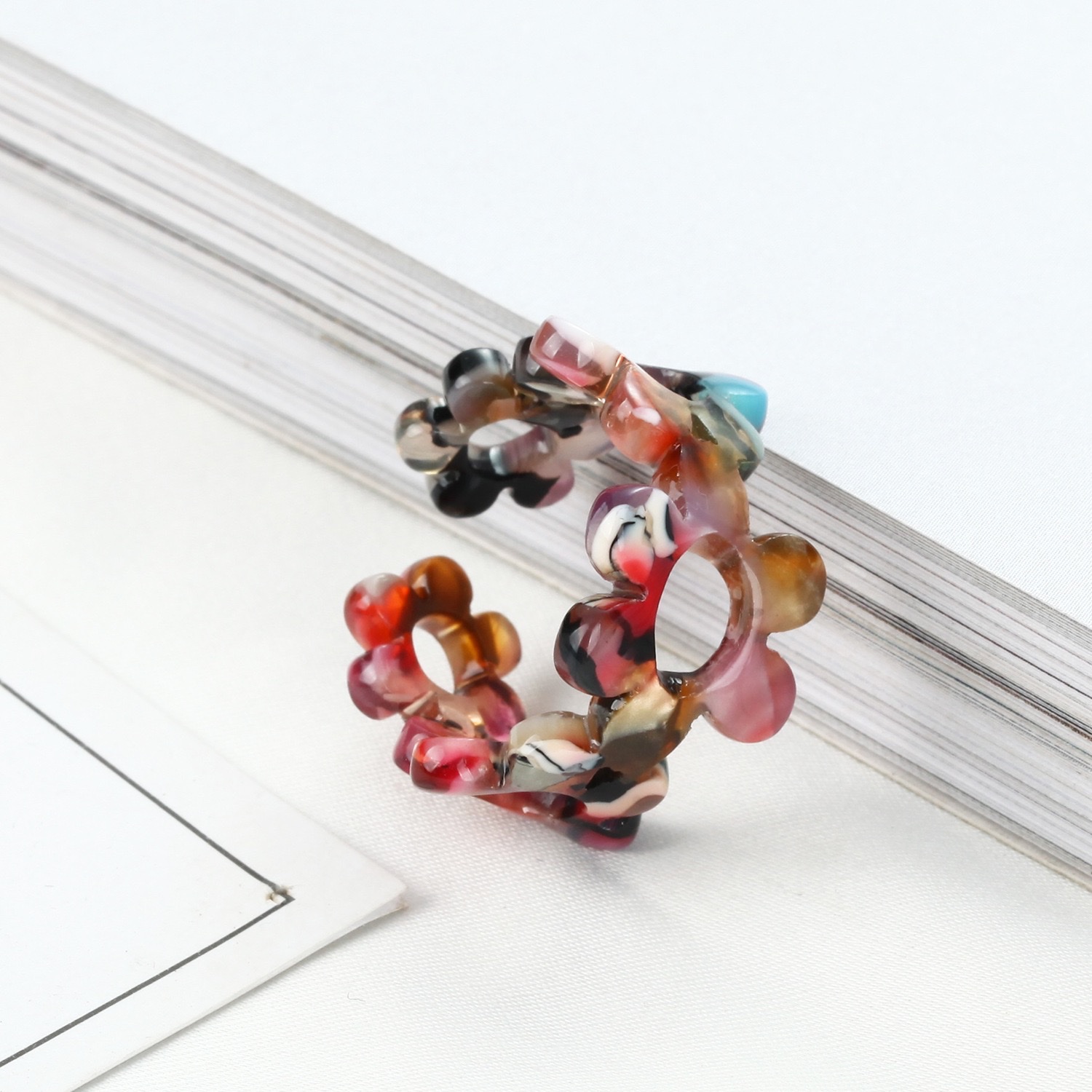 New Yiwu Trade City jewelry factory direct sales, European and American cross-border best-selling retro colored rings, uniform size acetate board open ring, new plum blossom black and white ring jewelry details Picture