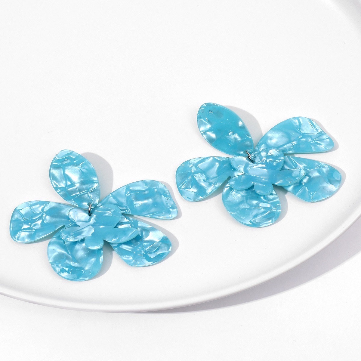 In 2024, the best-selling cross-border e-commerce items include exaggerated creative acrylic large flower earrings, European and American personalized vacation style acetate sheet flower earrings and earrings detail image 5