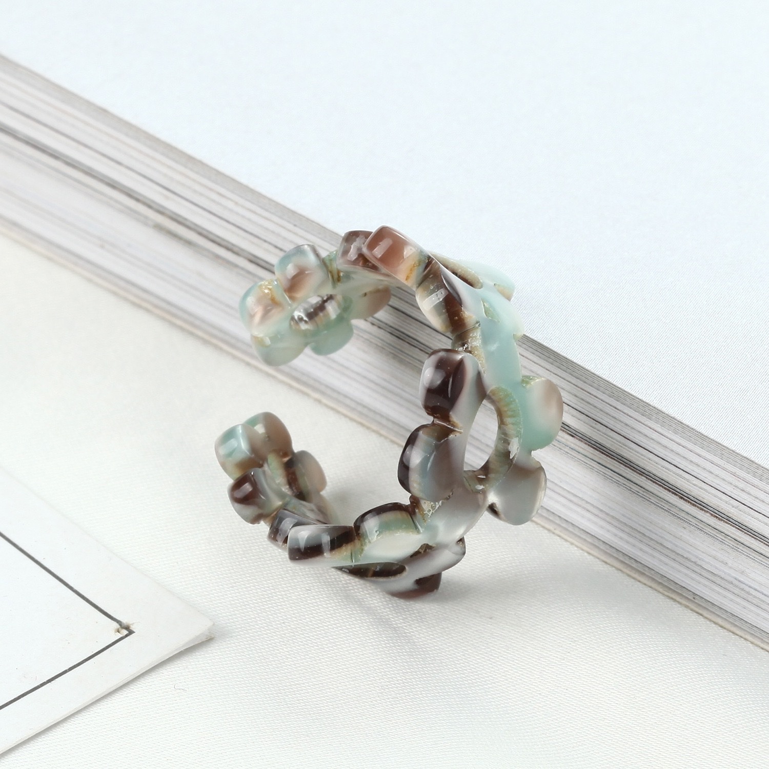 New Yiwu Trade City jewelry factory direct sales, European and American cross-border best-selling retro colored rings, uniform size acetate board open ring, new plum blossom black and white ring jewelry detail image 4