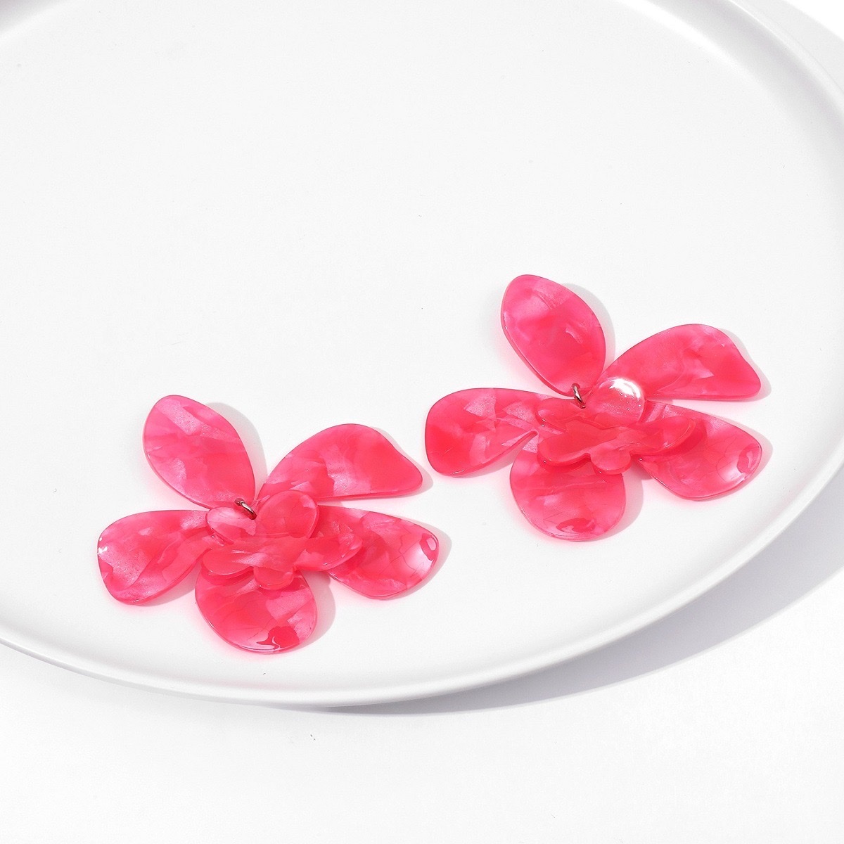 In 2024, the best-selling cross-border e-commerce items include exaggerated creative acrylic large flower earrings, European and American personalized vacation style acetate sheet flower earrings and earrings detail image 4