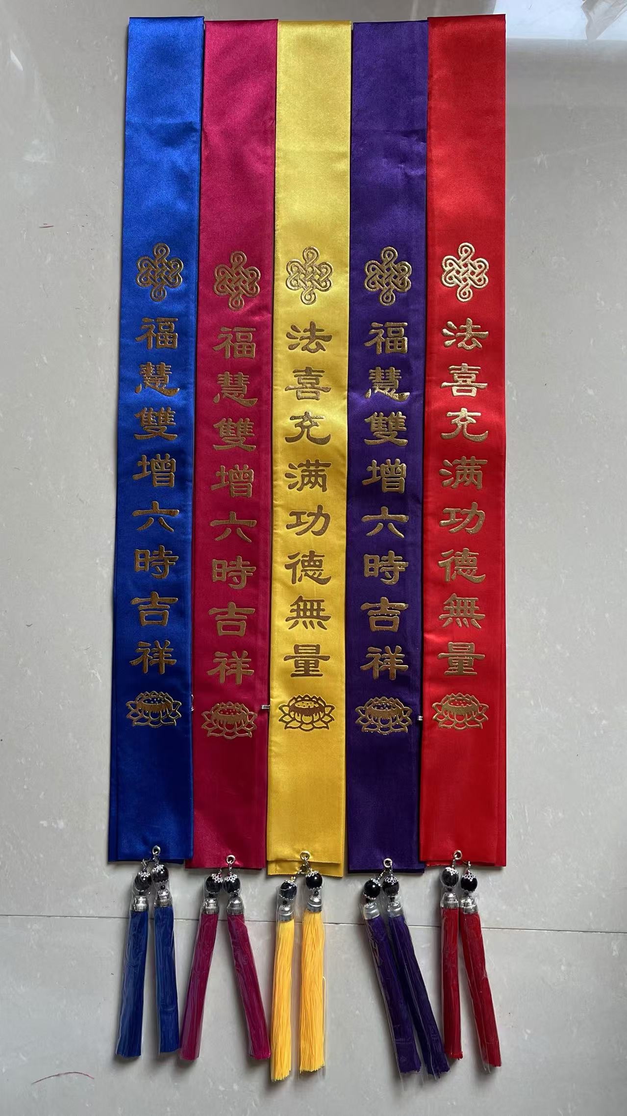 The gift belt is made of gilded red Buddhist cloth