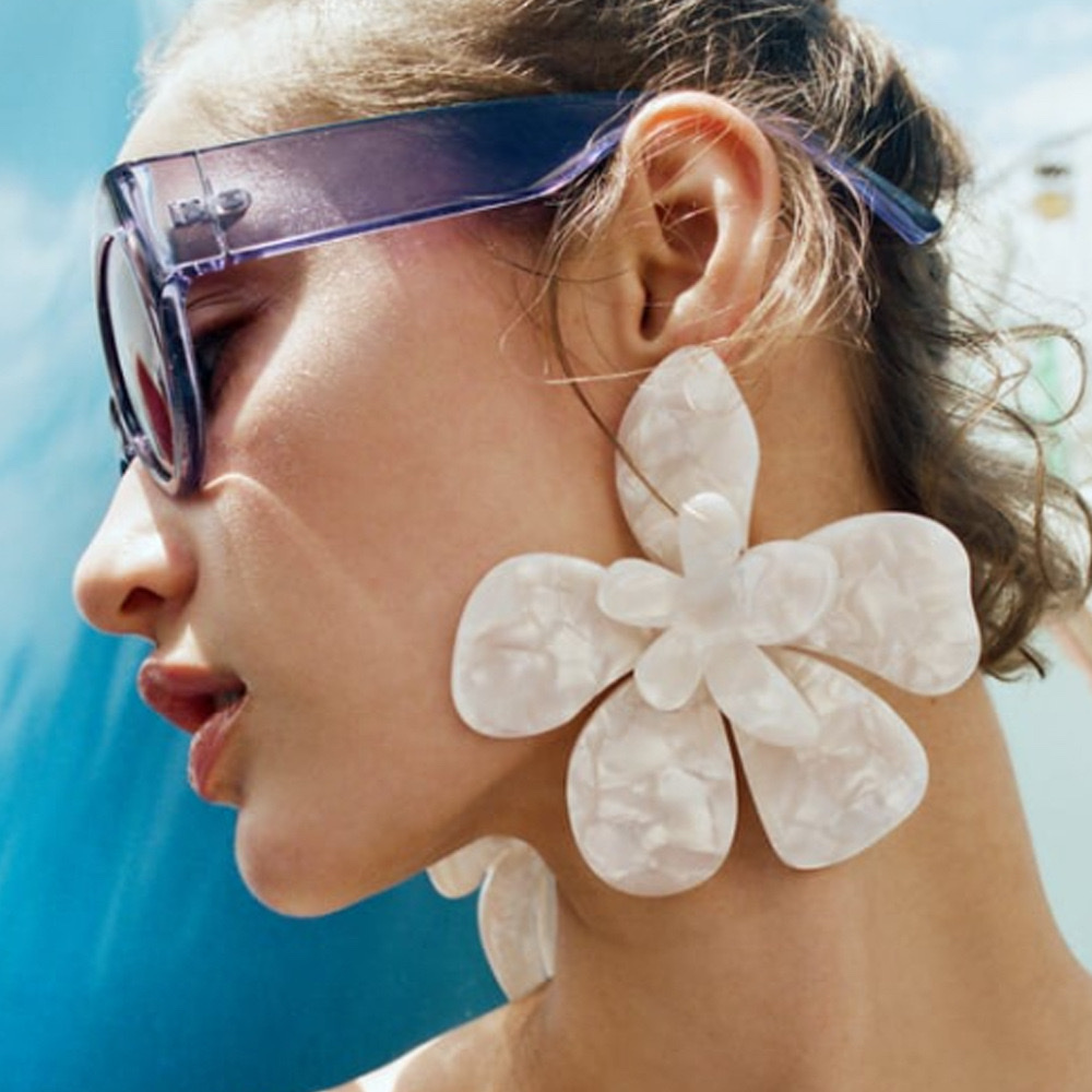 In 2024, the best-selling cross-border e-commerce items include exaggerated creative acrylic large flower earrings, European and American personalized vacation style acetate sheet flower earrings and earrings detail image 2