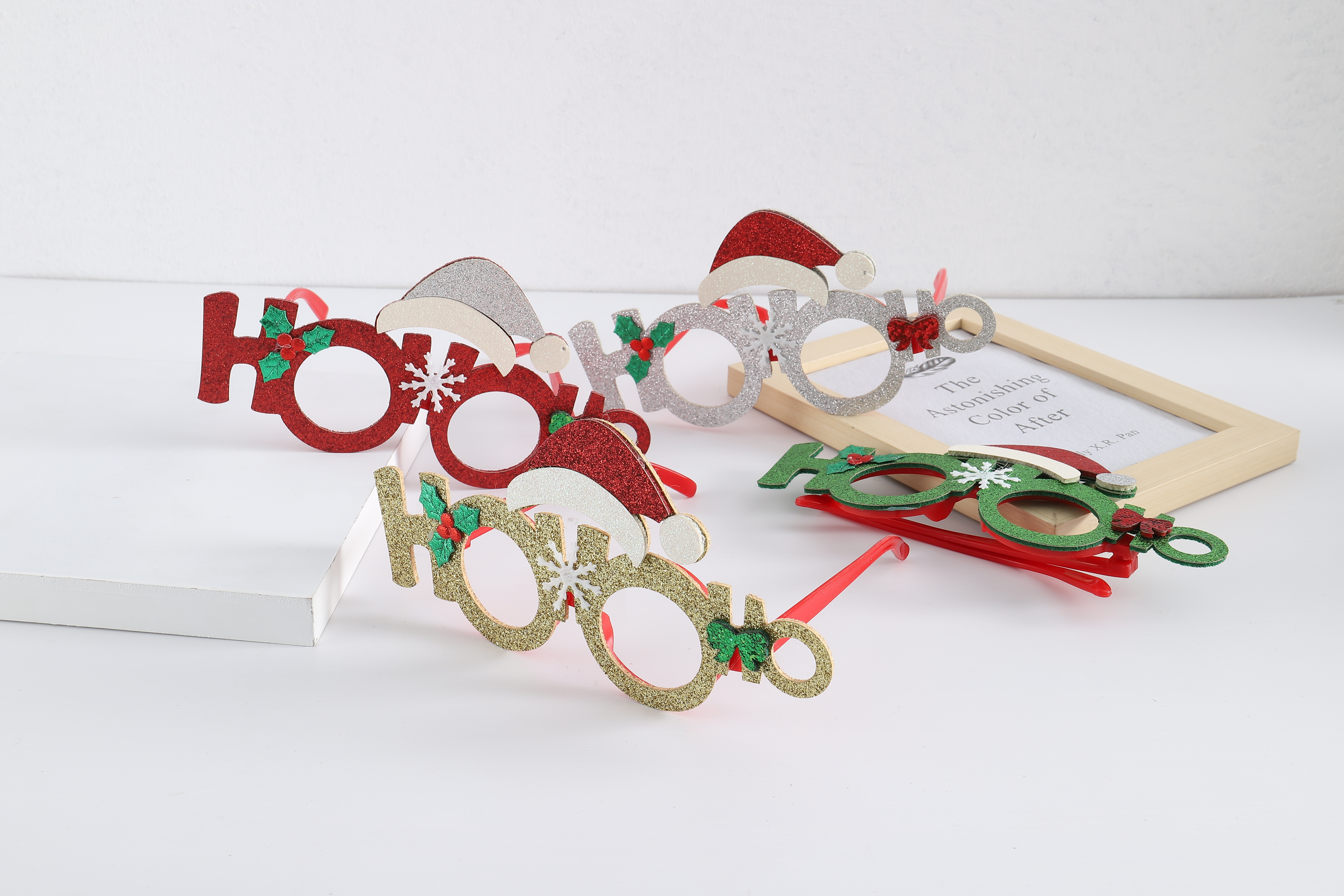 Christmas-themed decorative sets, toys, pendants, eyeglass-shaped creative gifts, essential items for festive atmosphere decoration Specification image