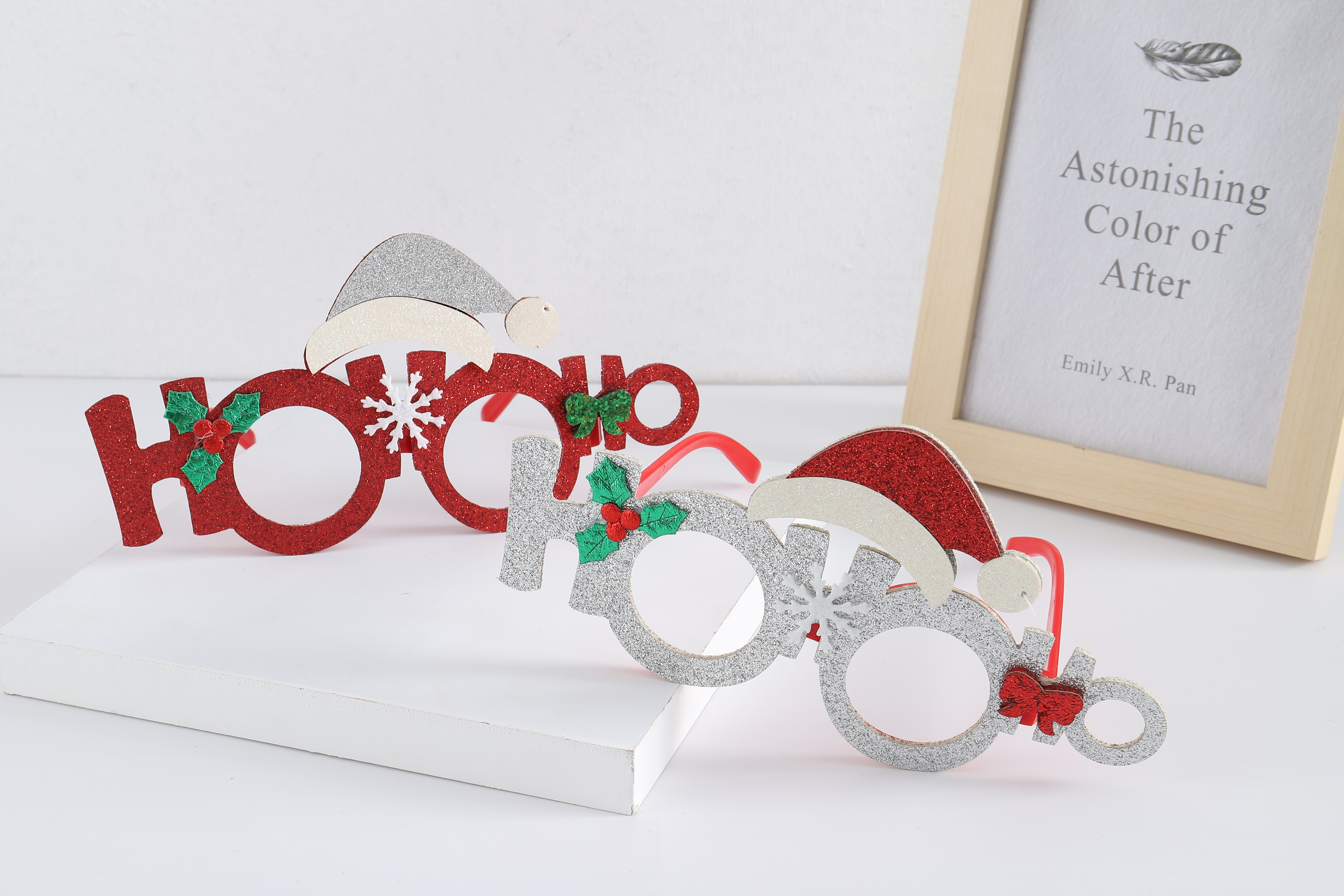 Christmas-themed decorative sets, toys, pendants, eyeglass-shaped creative gifts, essential items for festive atmosphere decoration Application Scenario