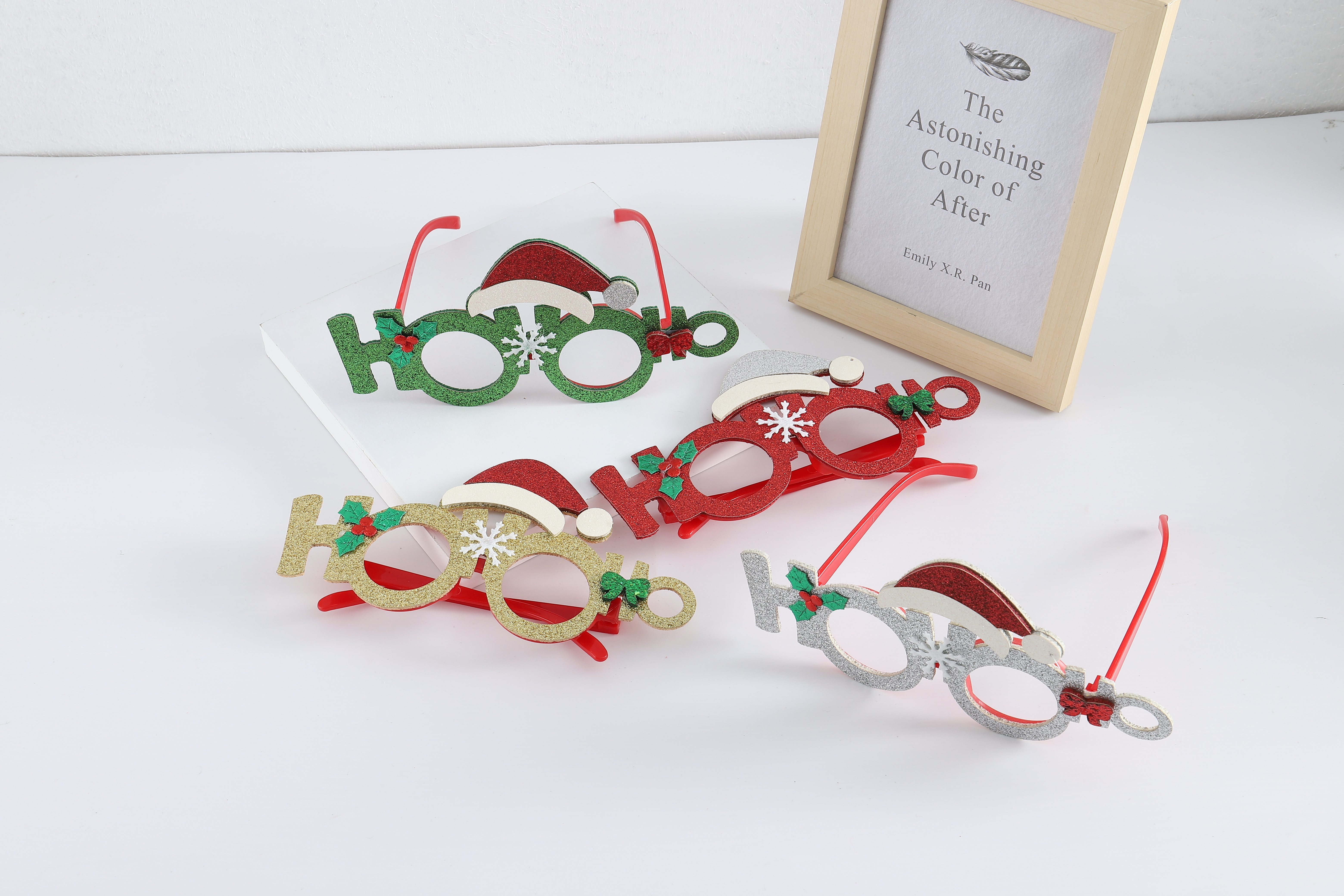 Christmas-themed decorative sets, toys, pendants, eyeglass-shaped creative gifts, essential items for festive atmosphere decoration details Picture