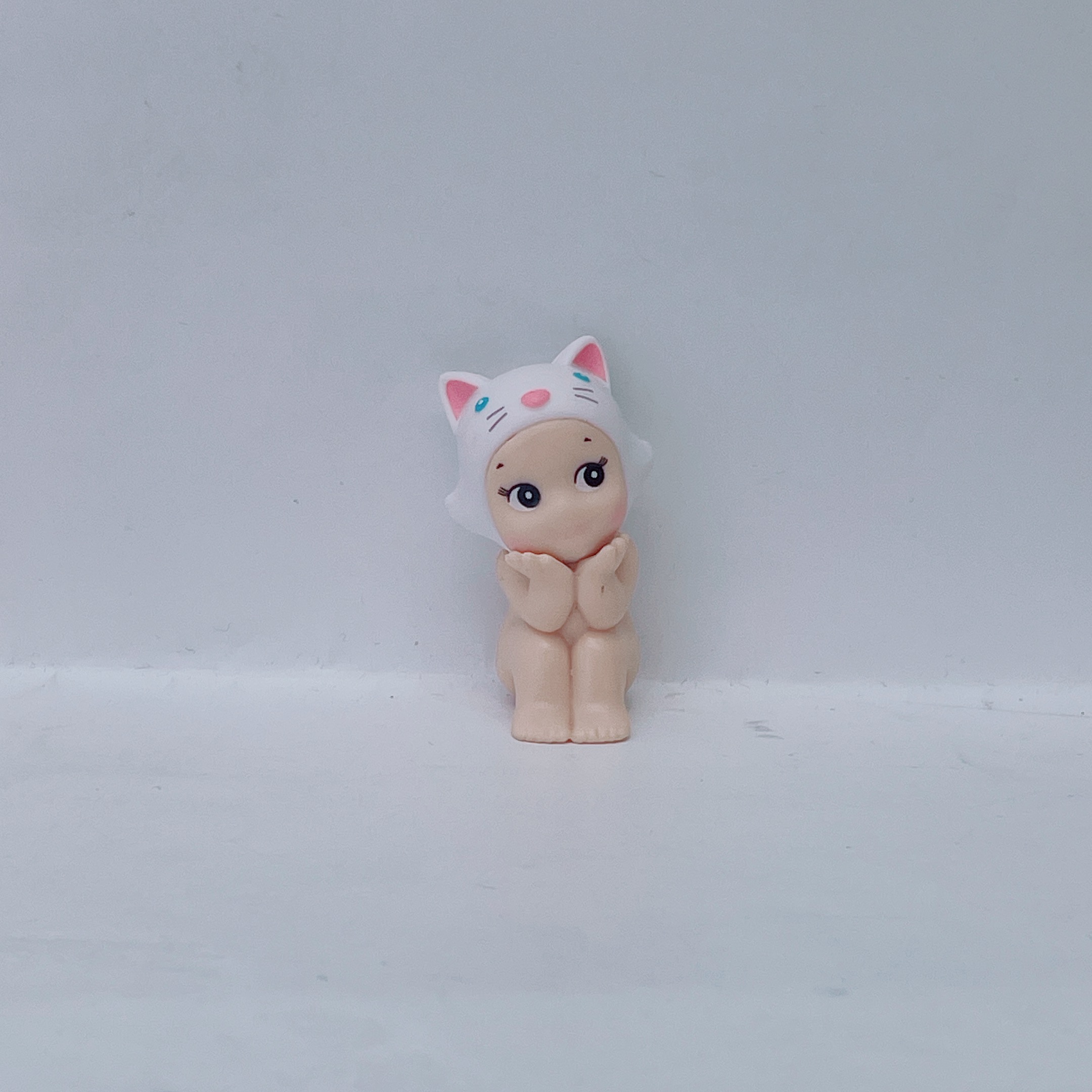 عبر الحدود، يجلس الملاك ذو الخياشيم المبصرون على سيارة محمولة على سطح المكتب Item Picture