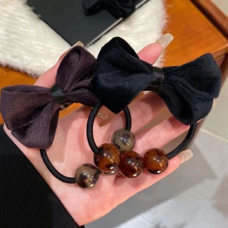 Diamond hair tie headwear, a rubber band hair band for tying hair, a shiny hair accessory, a must-have for hair care, simple, fashionable and durable Application Scenario