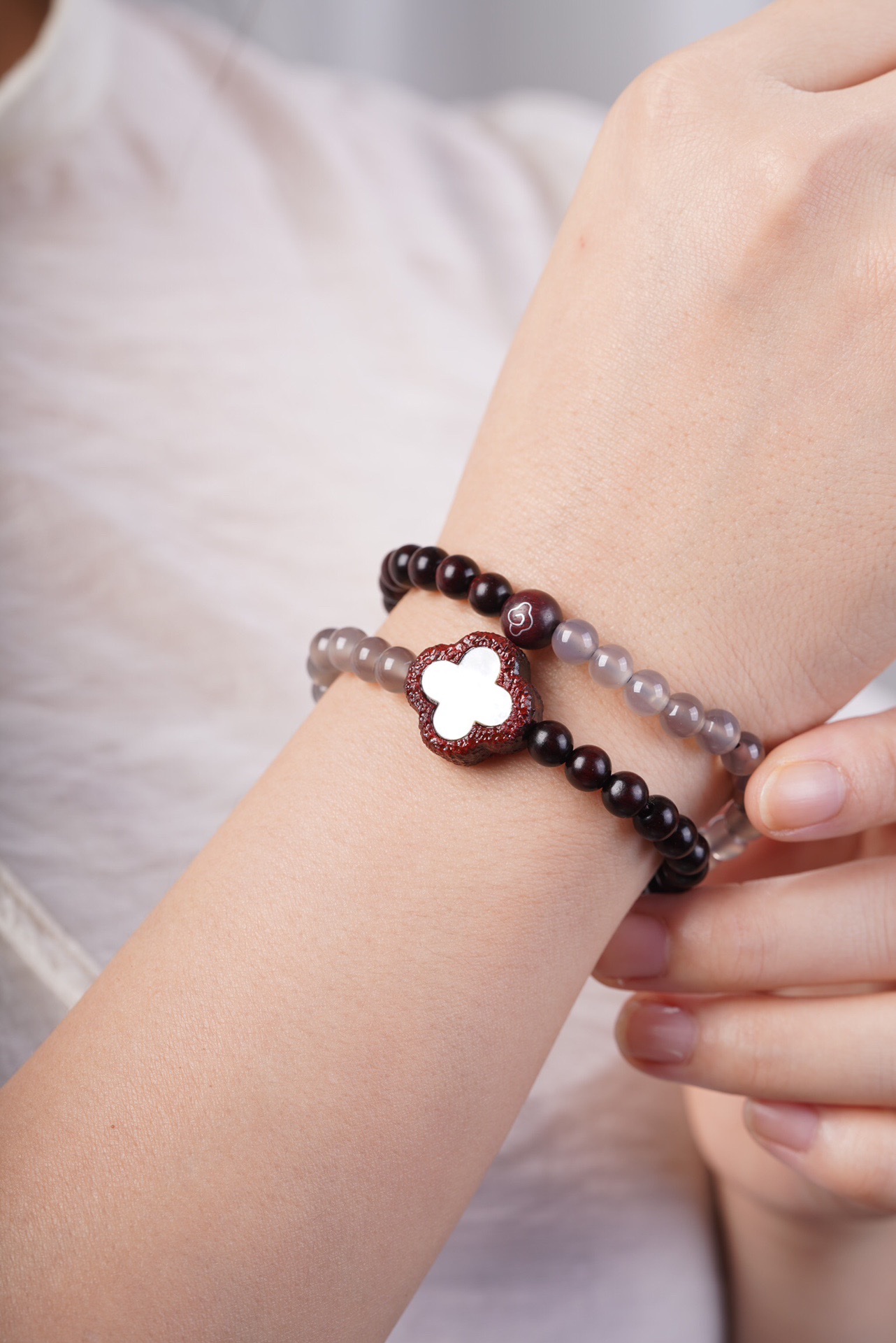 Small-leaf red sandalwood crystal bracelet, women's bracelet, fashionable accessory, simple design, personalized and trendy accessory, high-end gift and promotional item pic 9