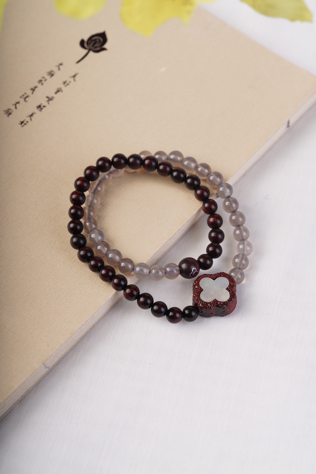 Small-leaf red sandalwood crystal bracelet, women's bracelet, fashionable accessory, simple design, personalized and trendy accessory, high-end gift and promotional item Application Scenario