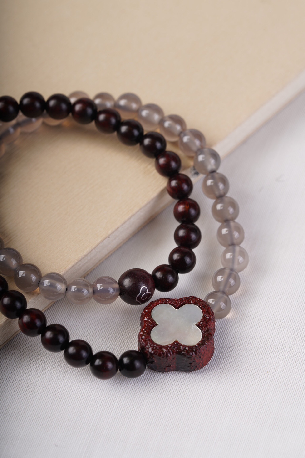 Small-leaf red sandalwood crystal bracelet, women's bracelet, fashionable accessory, simple design, personalized and trendy accessory, high-end gift and promotional item Item Picture