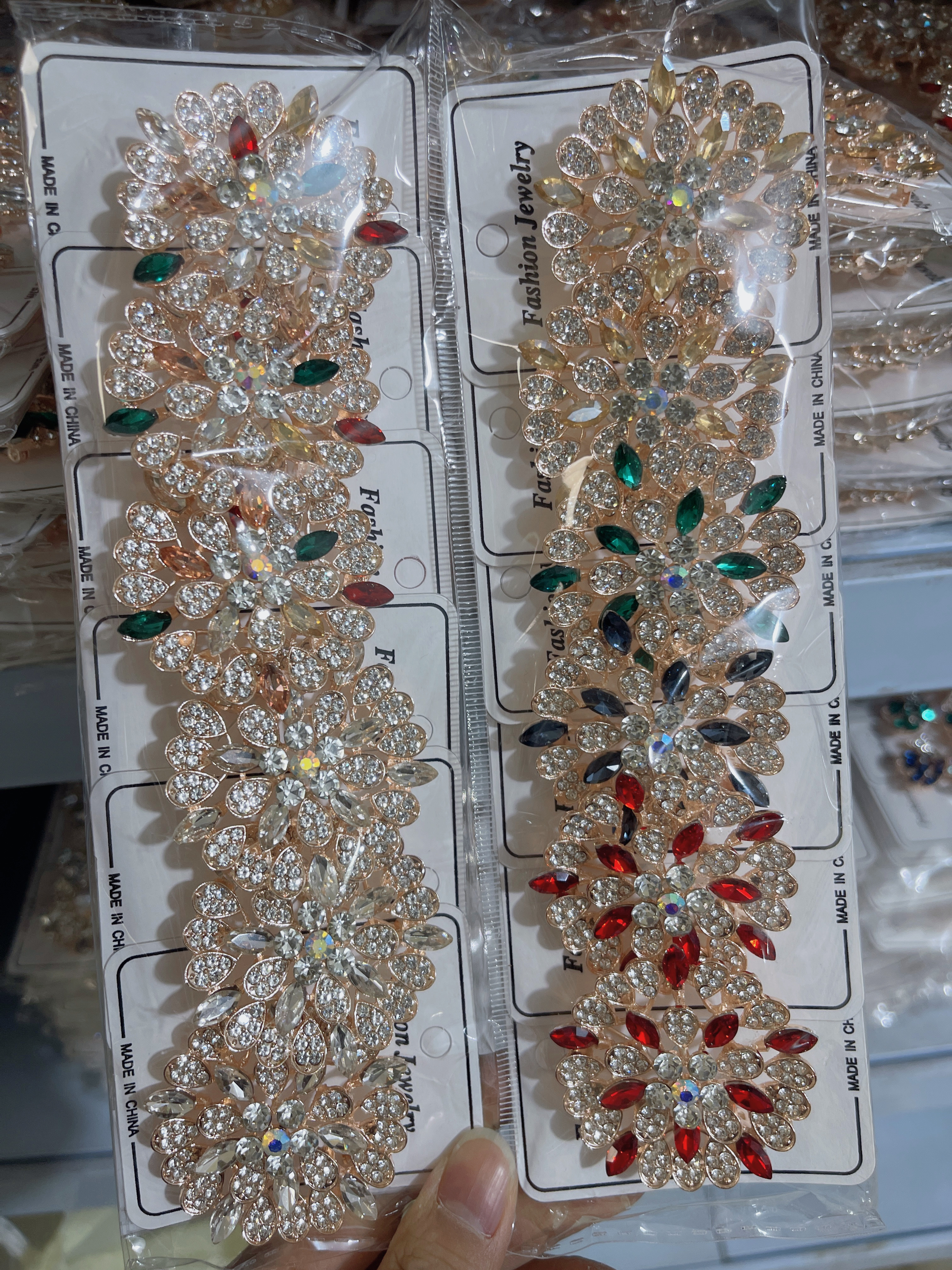 合金胸针，水晶材质，花朵圆形扣针，胸针胸针白底实物图