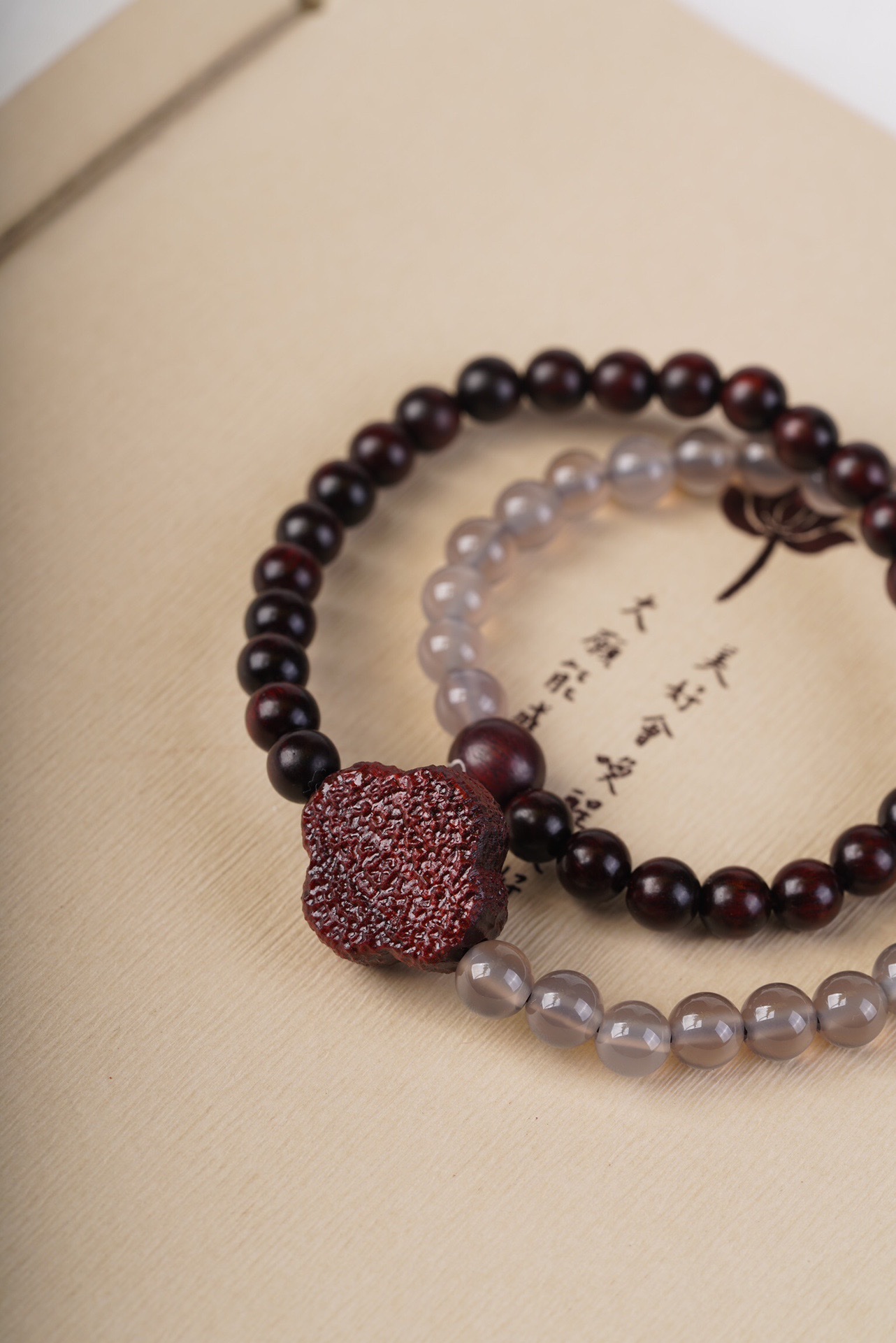 Small-leaf red sandalwood crystal bracelet, women's bracelet, fashionable accessory, simple design, personalized and trendy accessory, high-end gift and promotional item details Picture