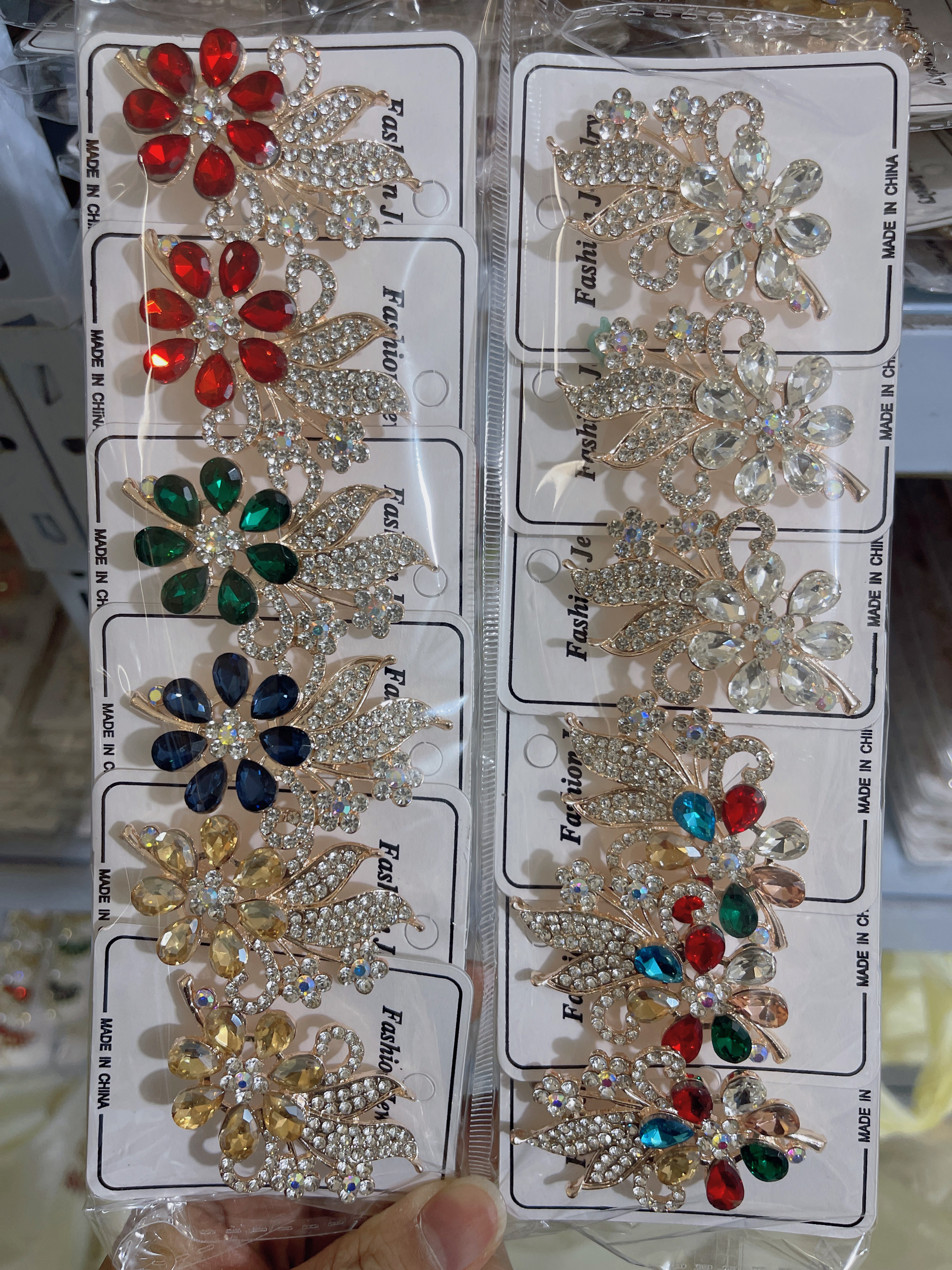 合金胸针，水晶材质，花朵圆形扣针，胸针胸针产品图