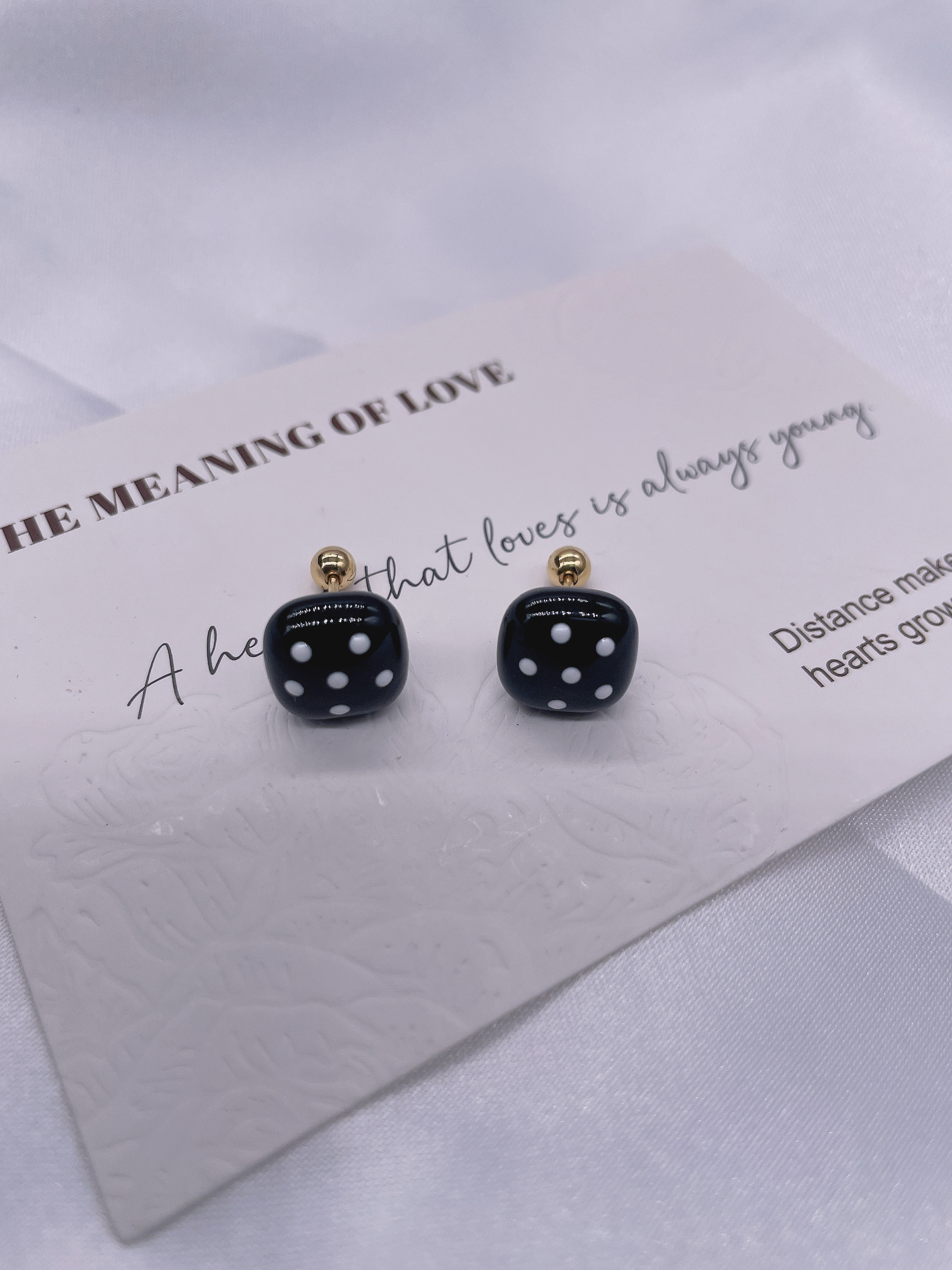 钛钢小巧方糖珍珠波点拧螺丝耳骨钉 时尚饰品 女士耳环 优雅耳饰 璀璨闪耀耳环精致饰品细节图