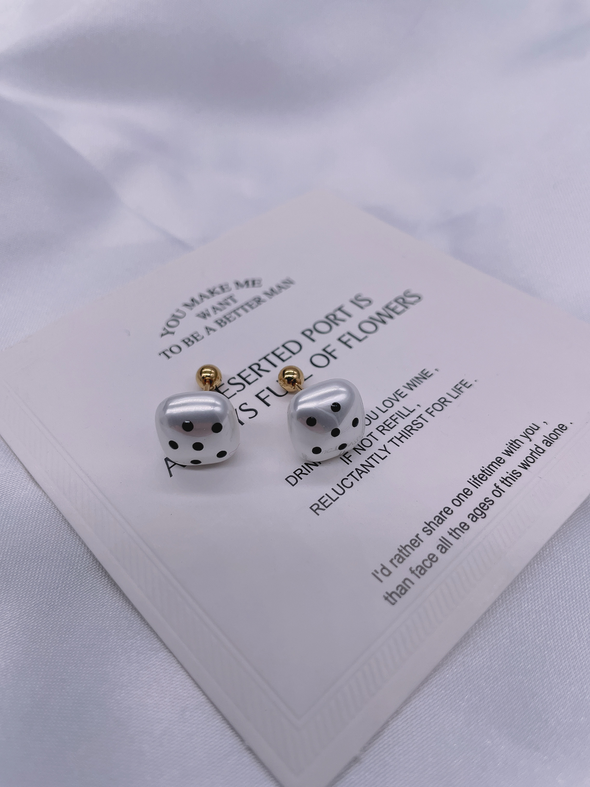 钛钢小巧方糖珍珠波点拧螺丝耳骨钉 时尚饰品 女士耳环 优雅耳饰 璀璨闪耀耳环精致饰品白底实物图