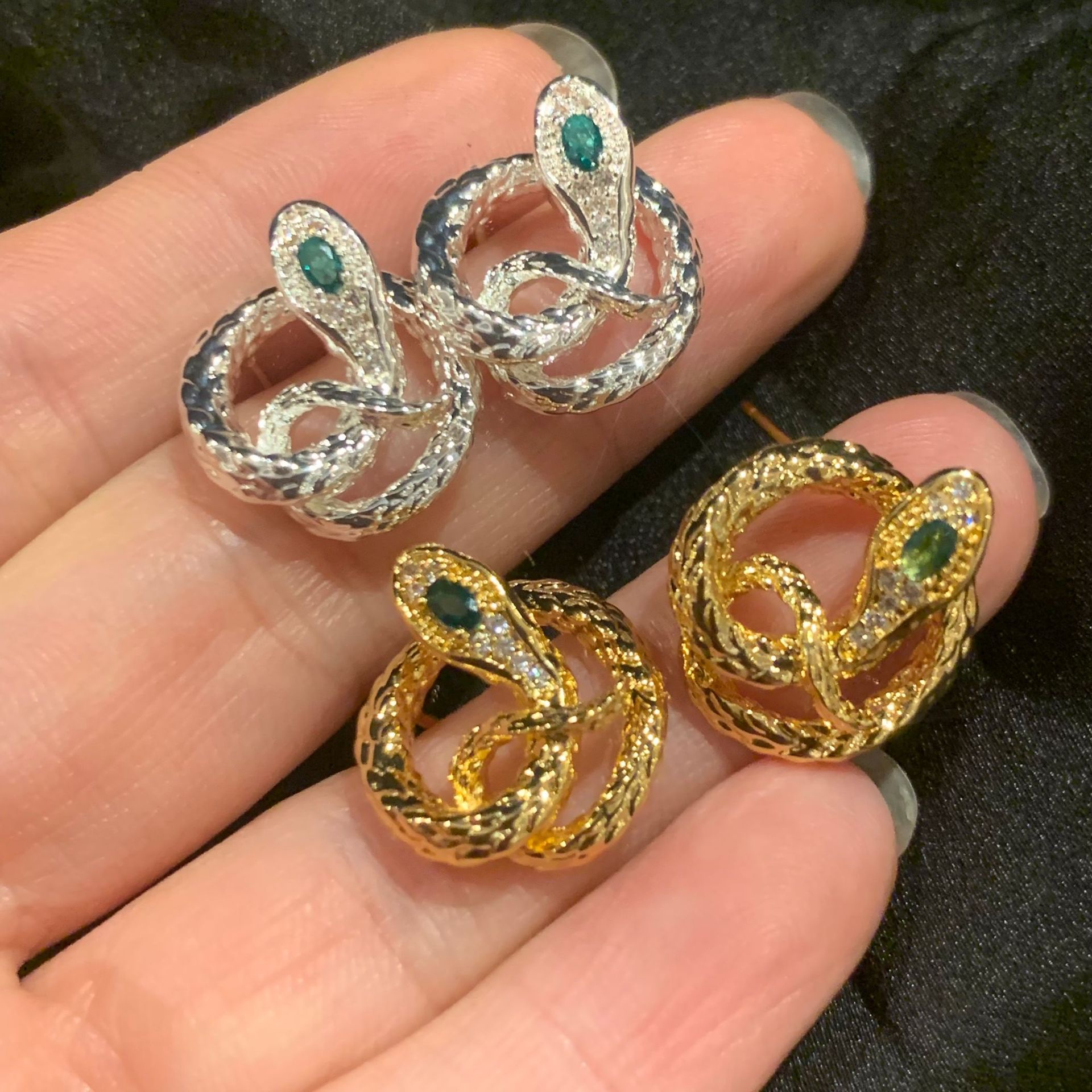 轻奢小众设计绿色镶嵌绿蛇耳钉镂空蛇形耳钉独特高级感耳环耳饰女