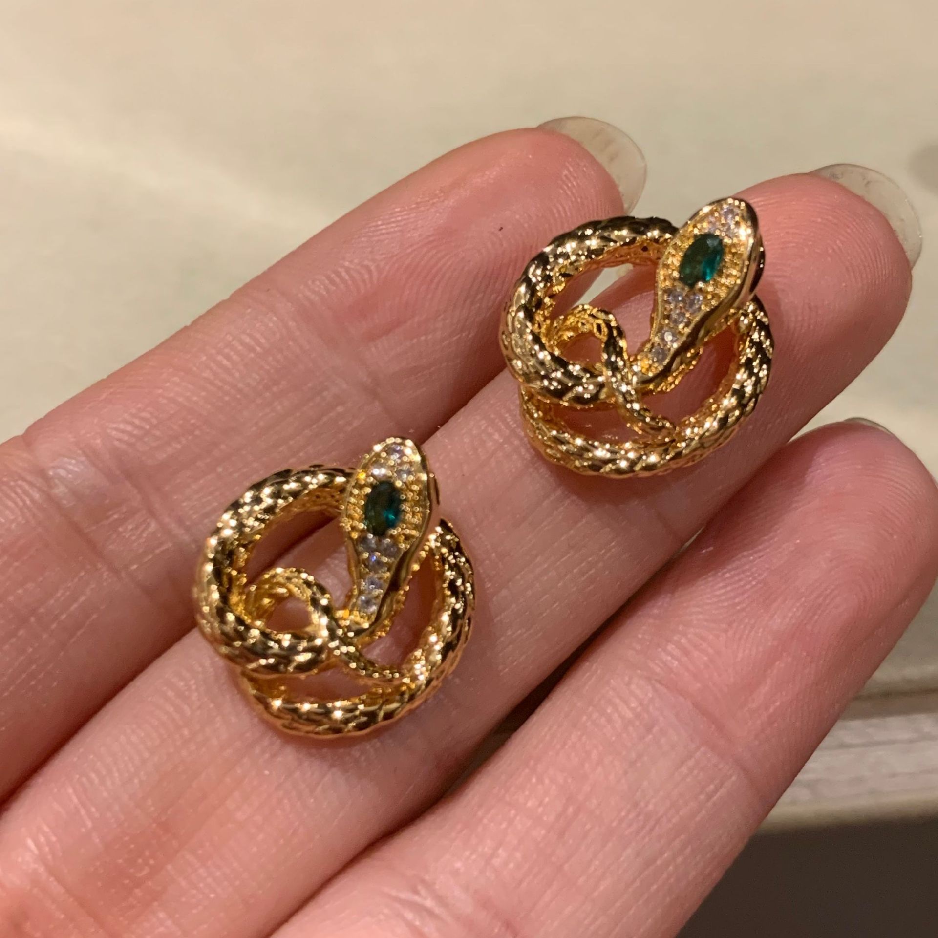 轻奢小众设计绿色镶嵌绿蛇耳钉镂空蛇形耳钉独特高级感耳环耳饰女产品图