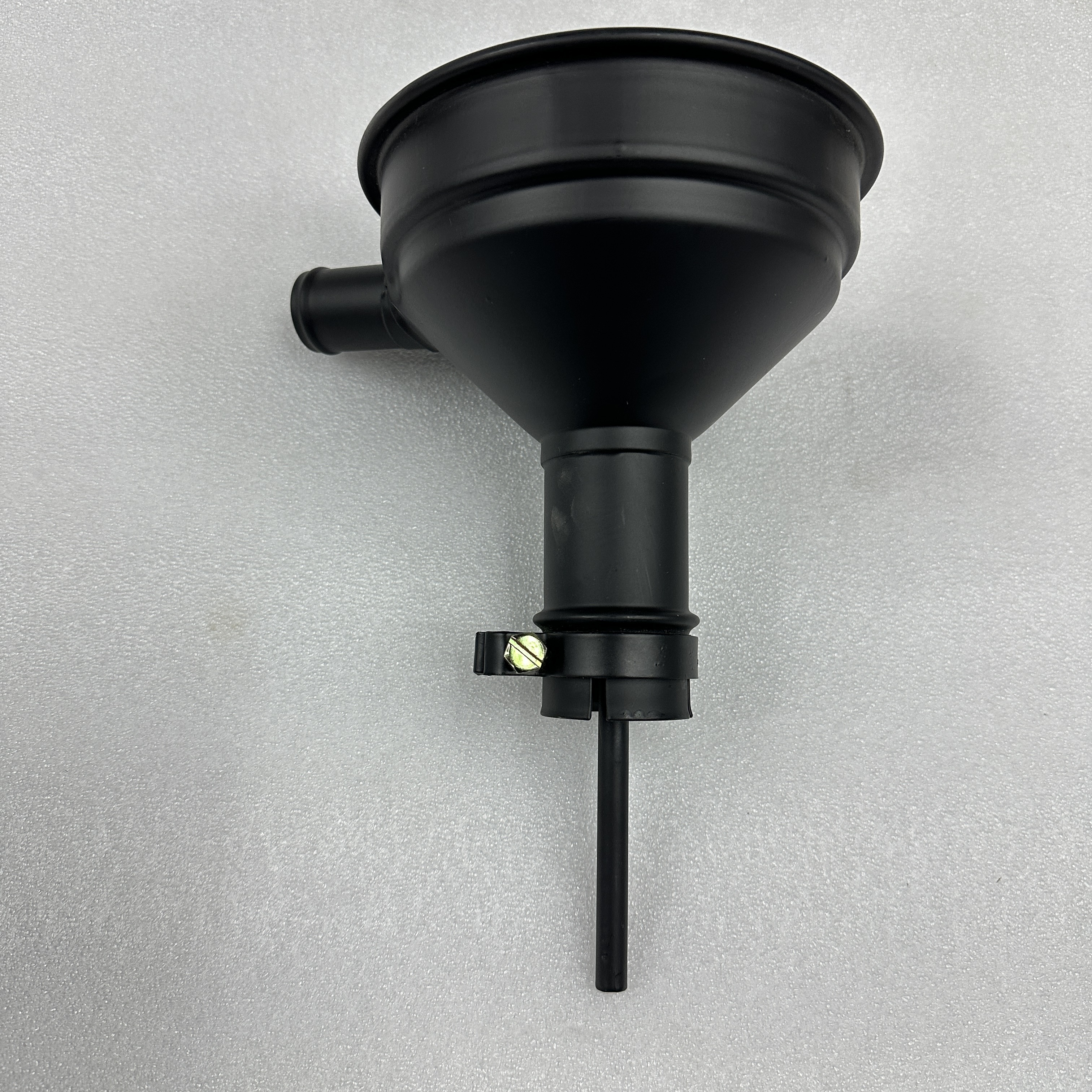 Truck parts are suitable for Mercedes-Benz truck oil-water separator 0000183835 Application Scenario
