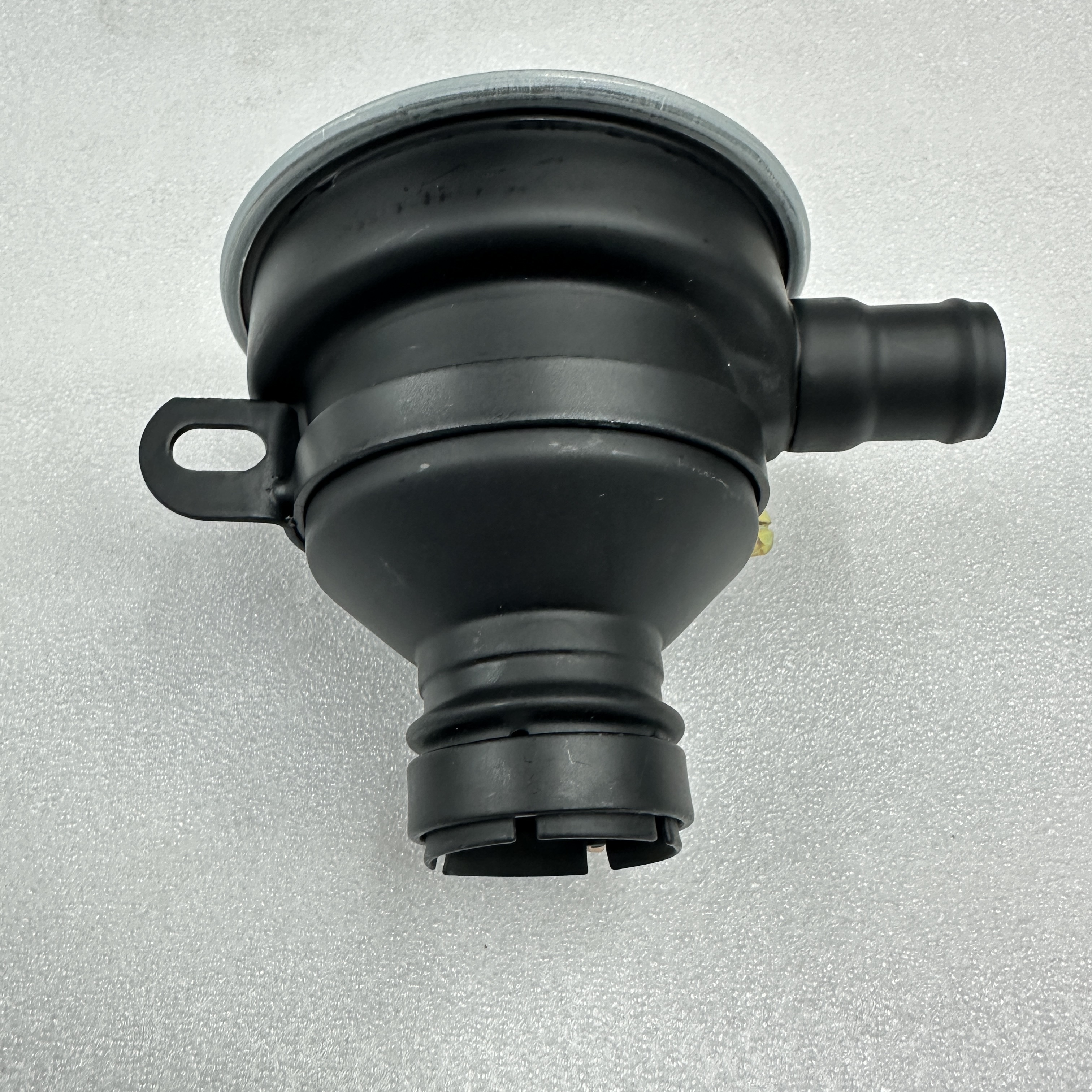 卡车配件适用于曼卡油水分离器 MAN TGA F200 Fuel Filter 51018047032白底实物图