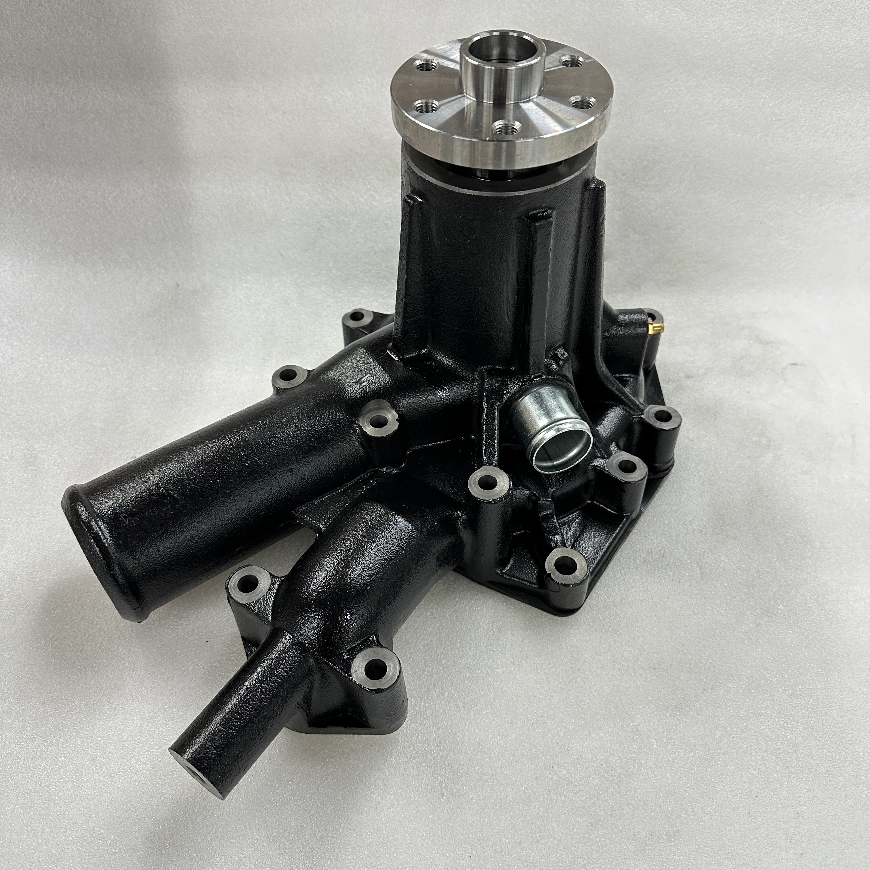 Excavator parts are suitable for Isuzu 6HK1 excavator engine cooling water pump 1-13650133-0 Specification image