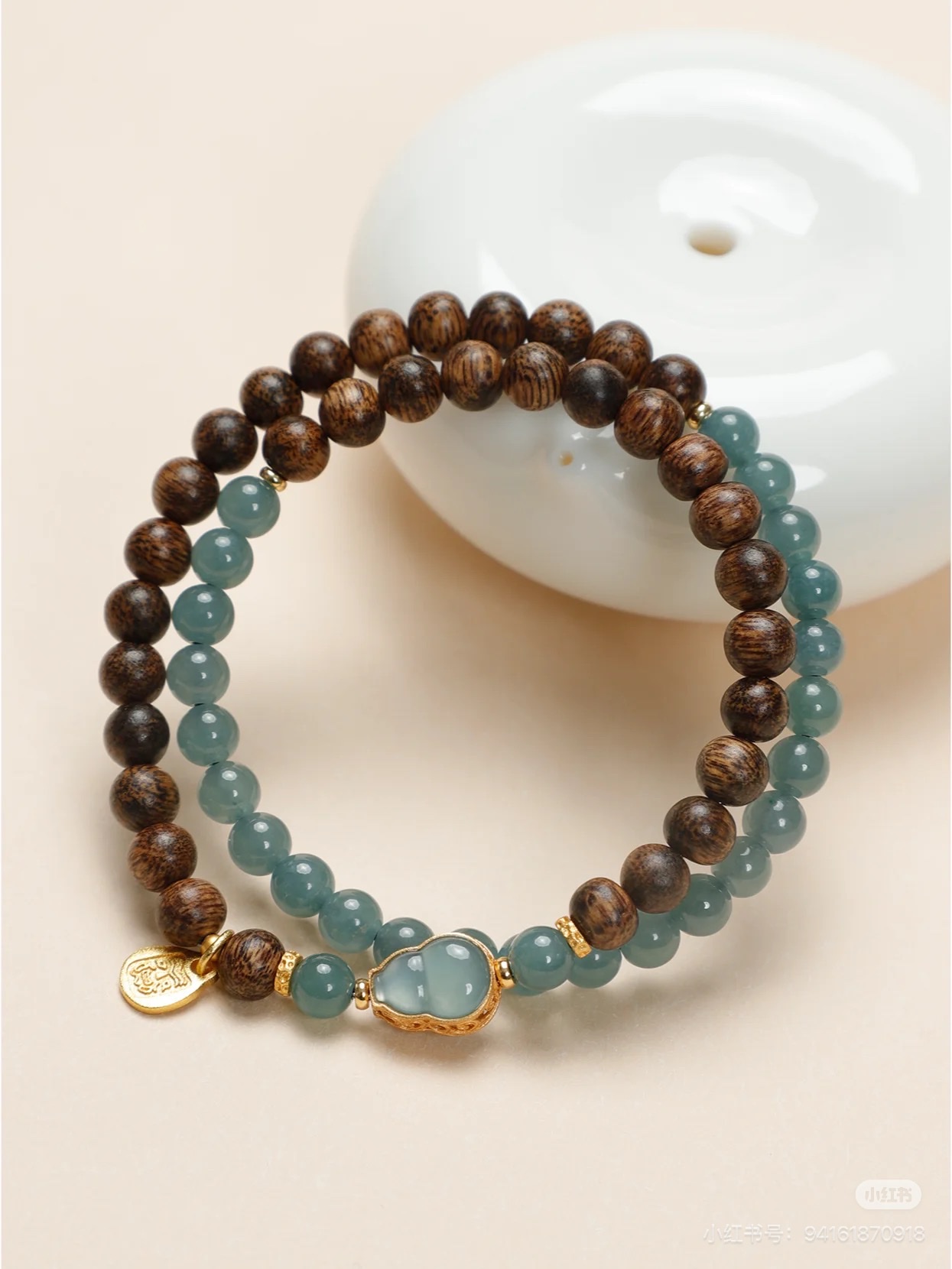 身在喧嚣，也望寄情山川
山中玉 玉中木
翡色入帘青 木香愈清远
皆在半山半水一轮间
不挑年龄且很有特色的，就数蓝水了
