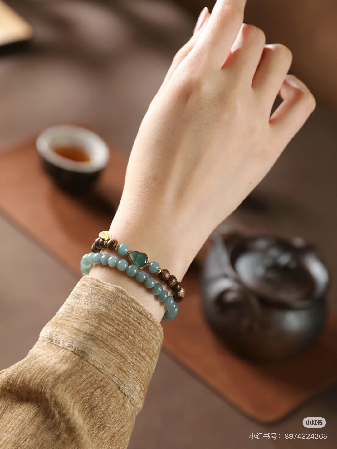 身在喧嚣，也望寄情山川
山中玉 玉中木
翡色入帘青 木香愈清远
皆在半山半水一轮间
不挑年龄且很有特色的，就数蓝水了
细节图