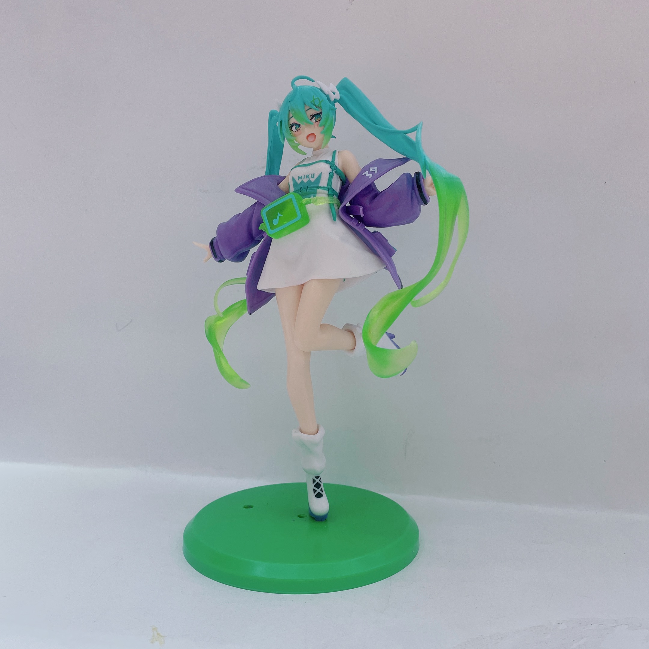 "2D waist bag Hatsune Miku figurine, cute girl Hatsune Miku desktop case anime model.